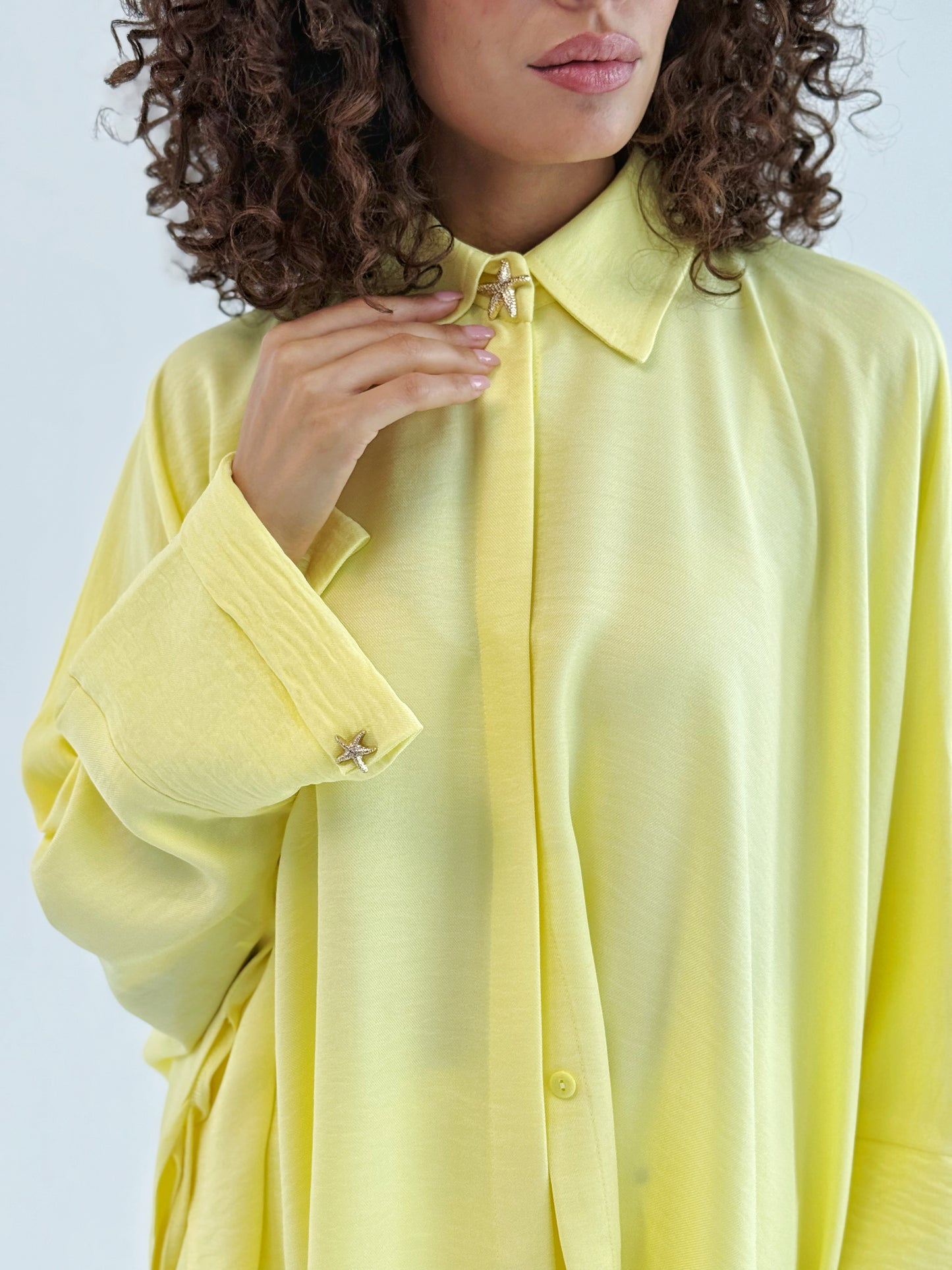The oversized linen shirt in yellow