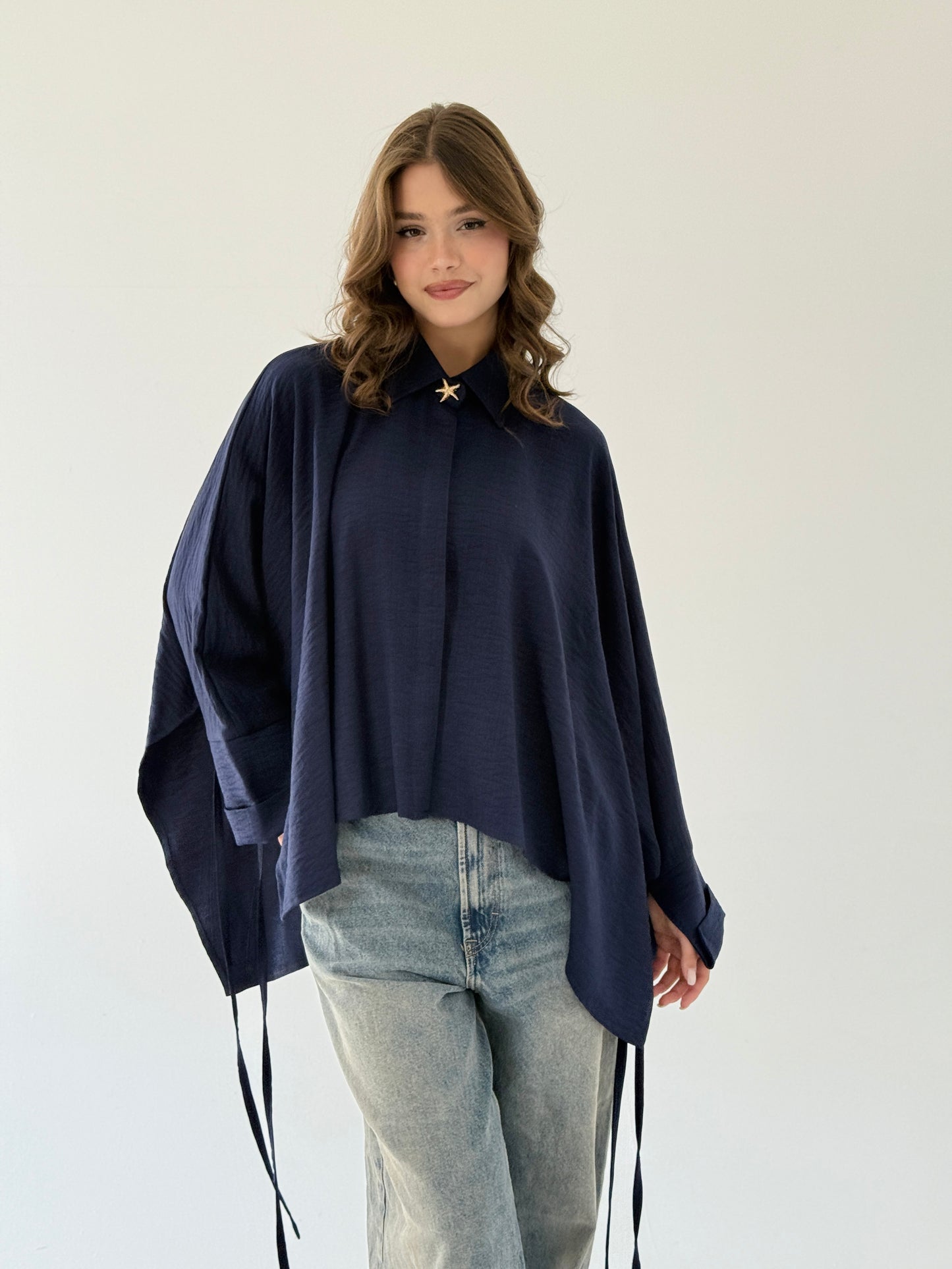 The oversized shirt in navy blue
