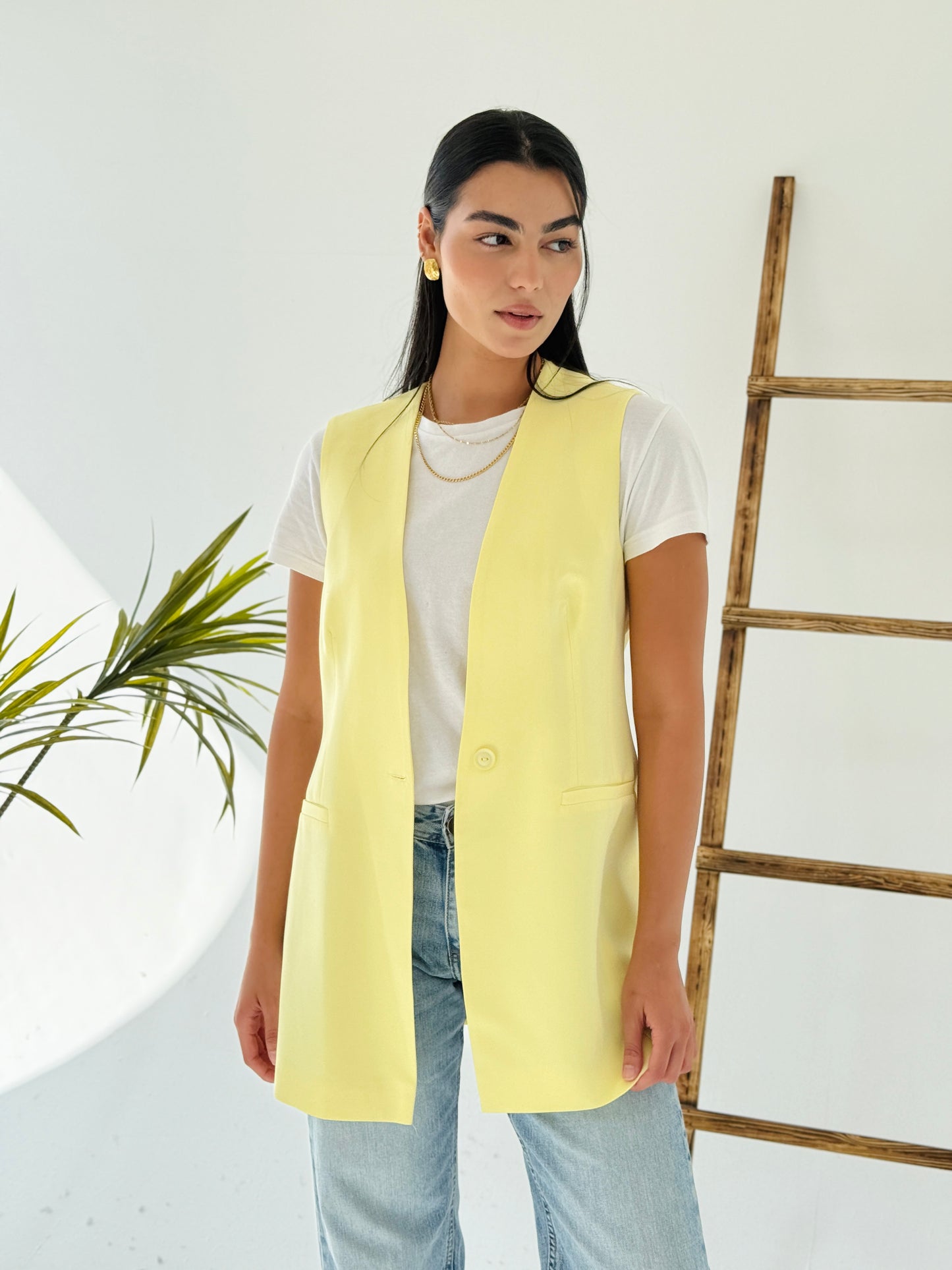 Collarless vest in butter yellow