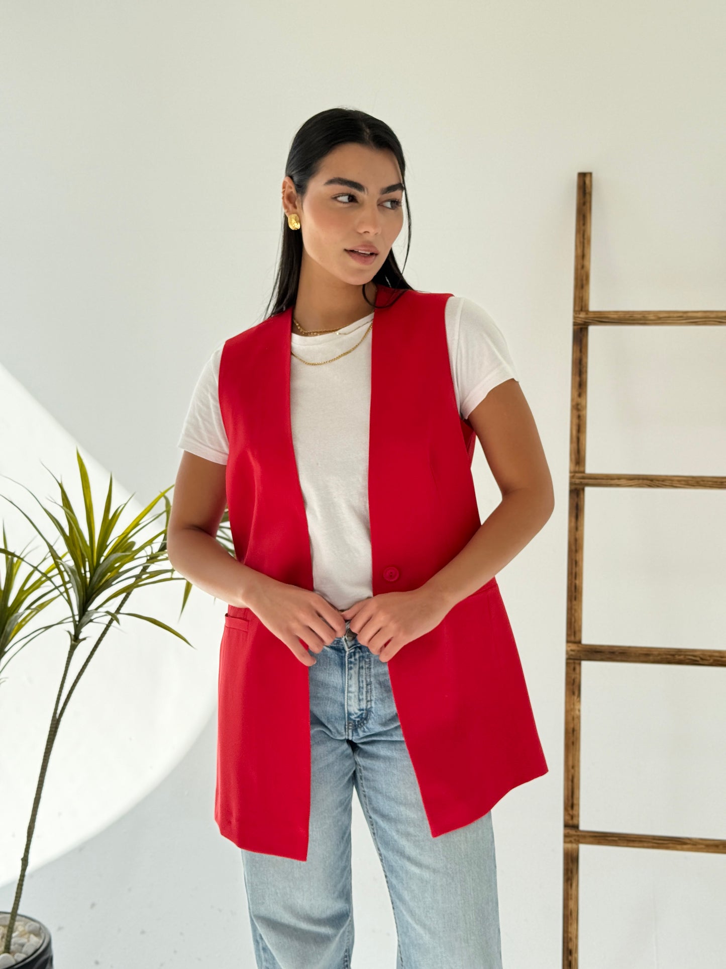 Collarless vest in red