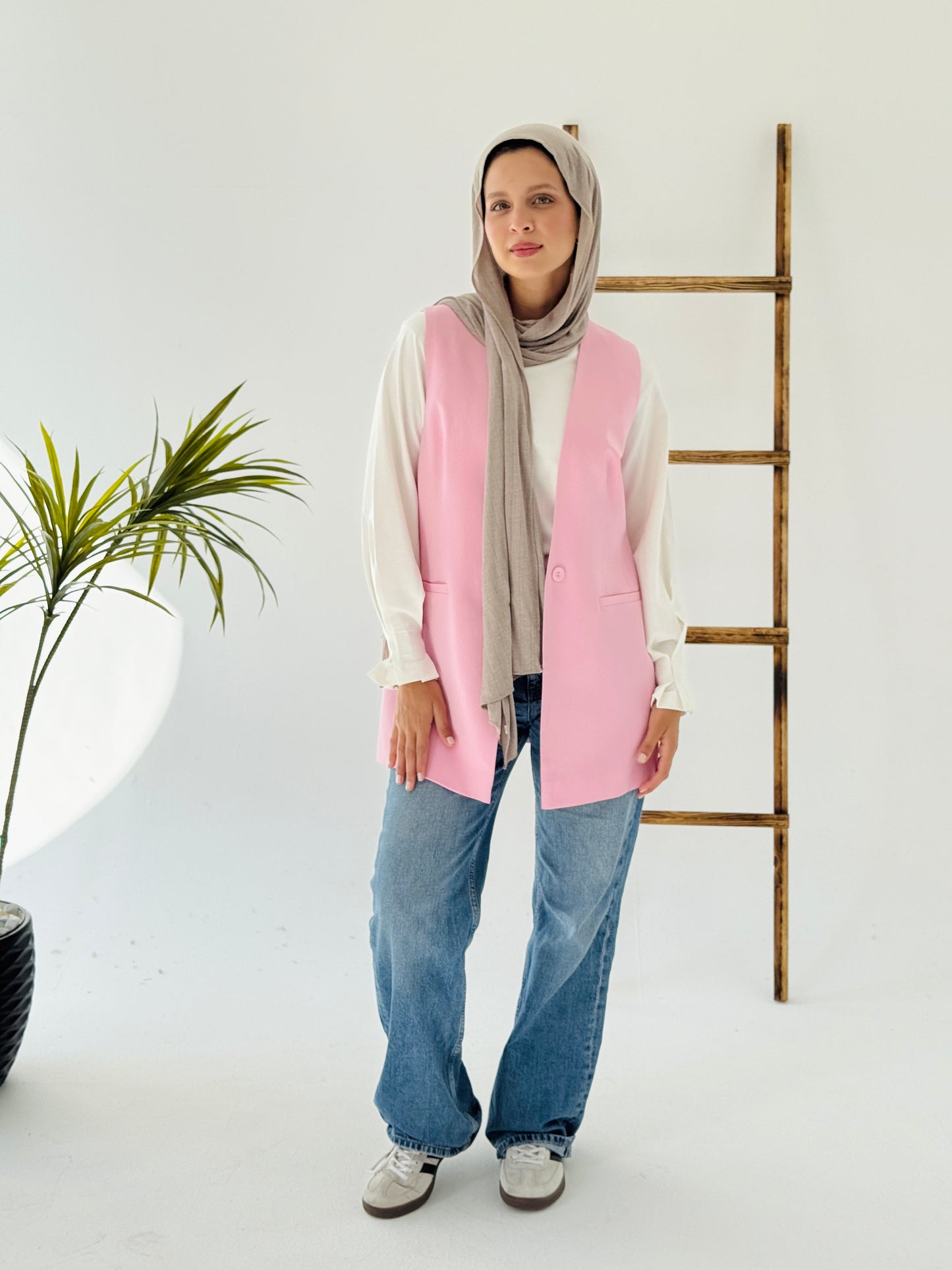 Collarless vest in pink