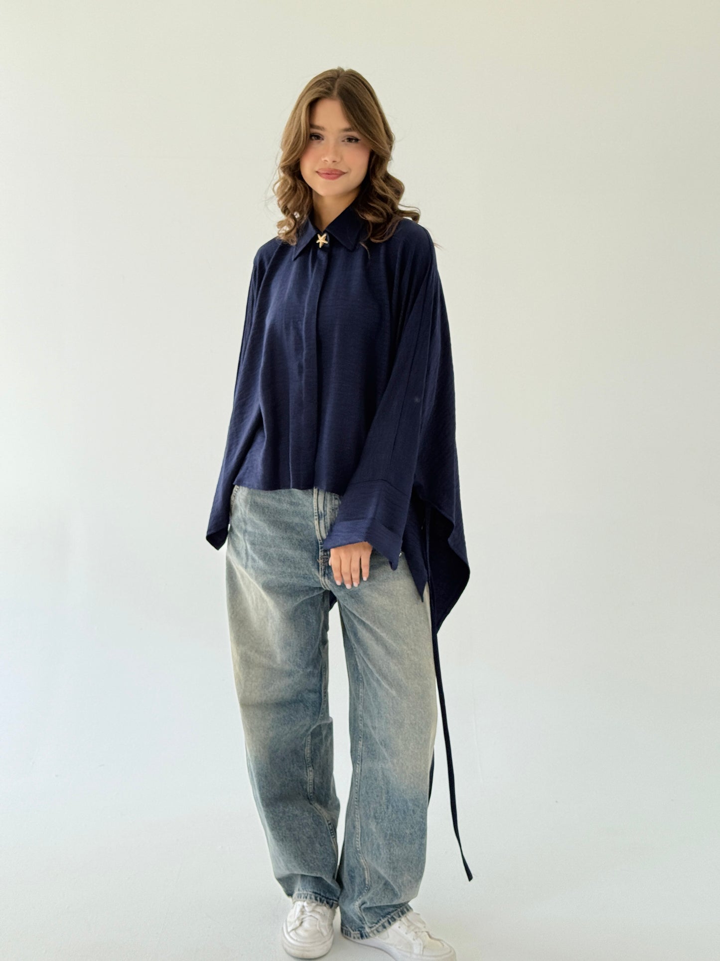 The oversized shirt in navy blue