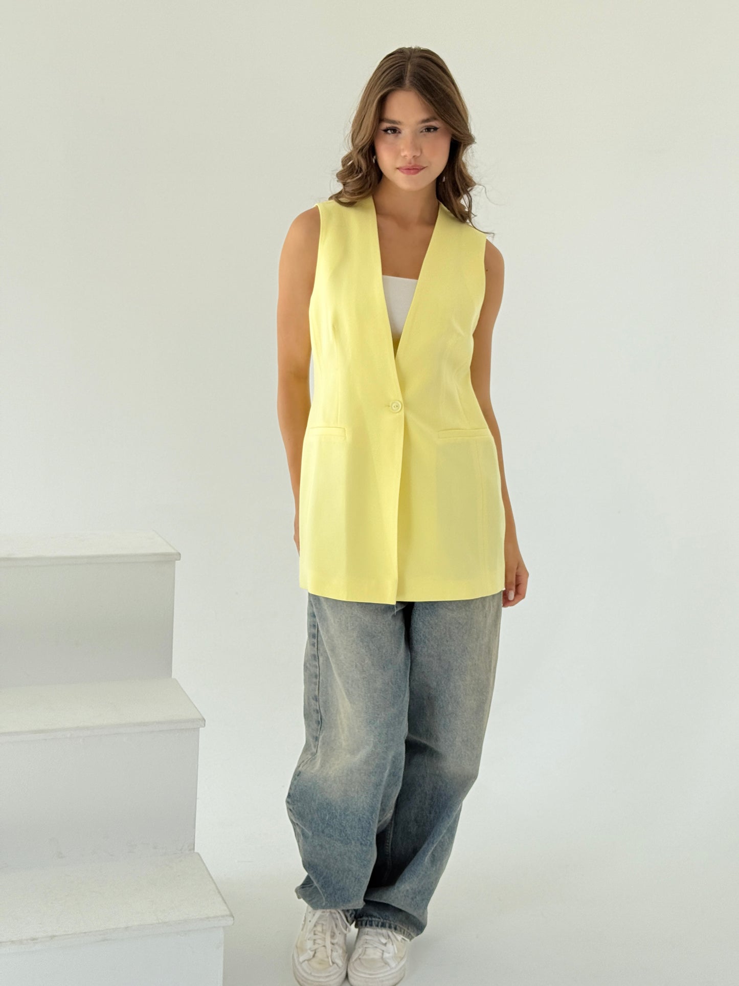 Collarless vest in butter yellow