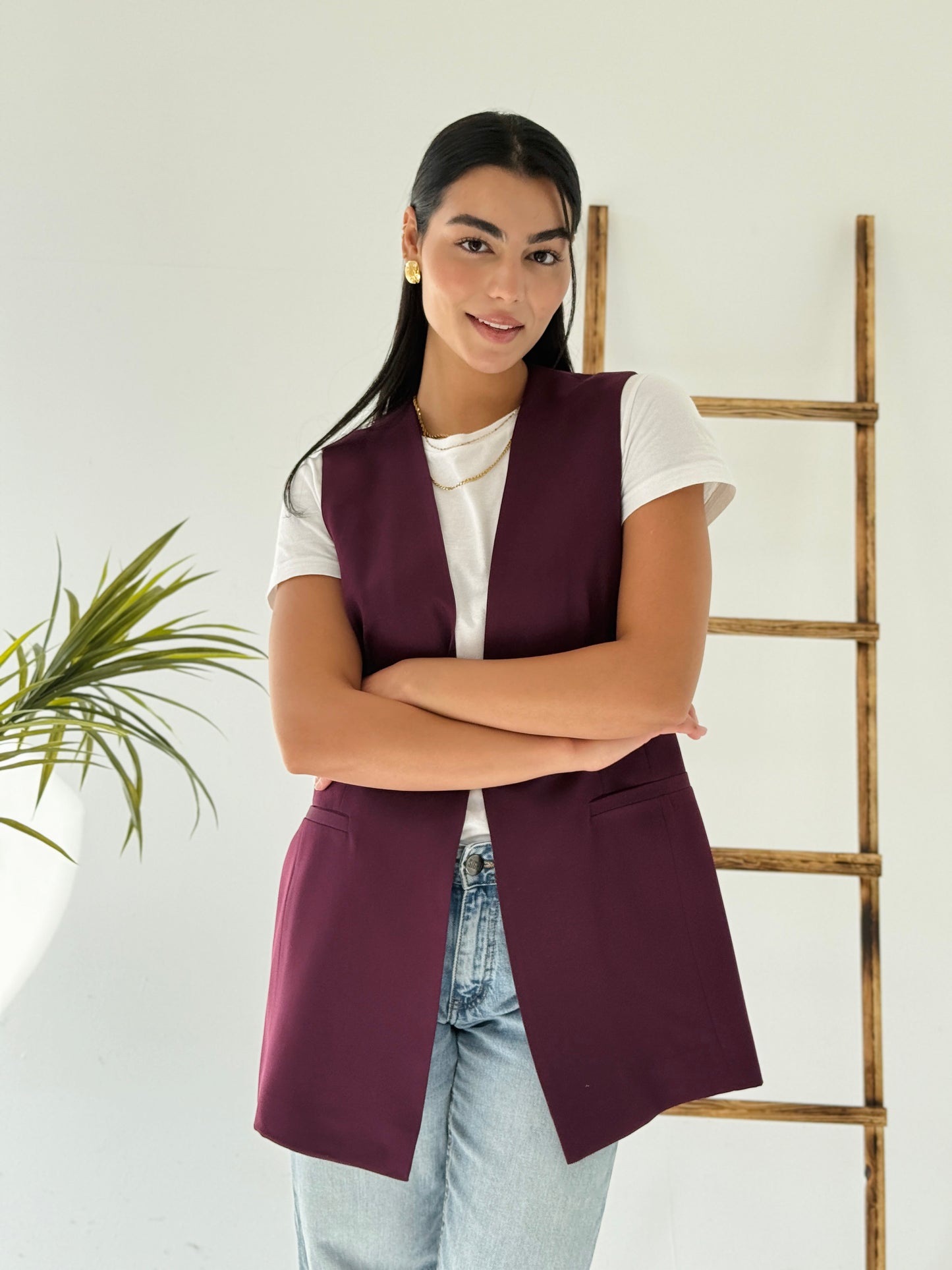 Collarless vest in burgundy