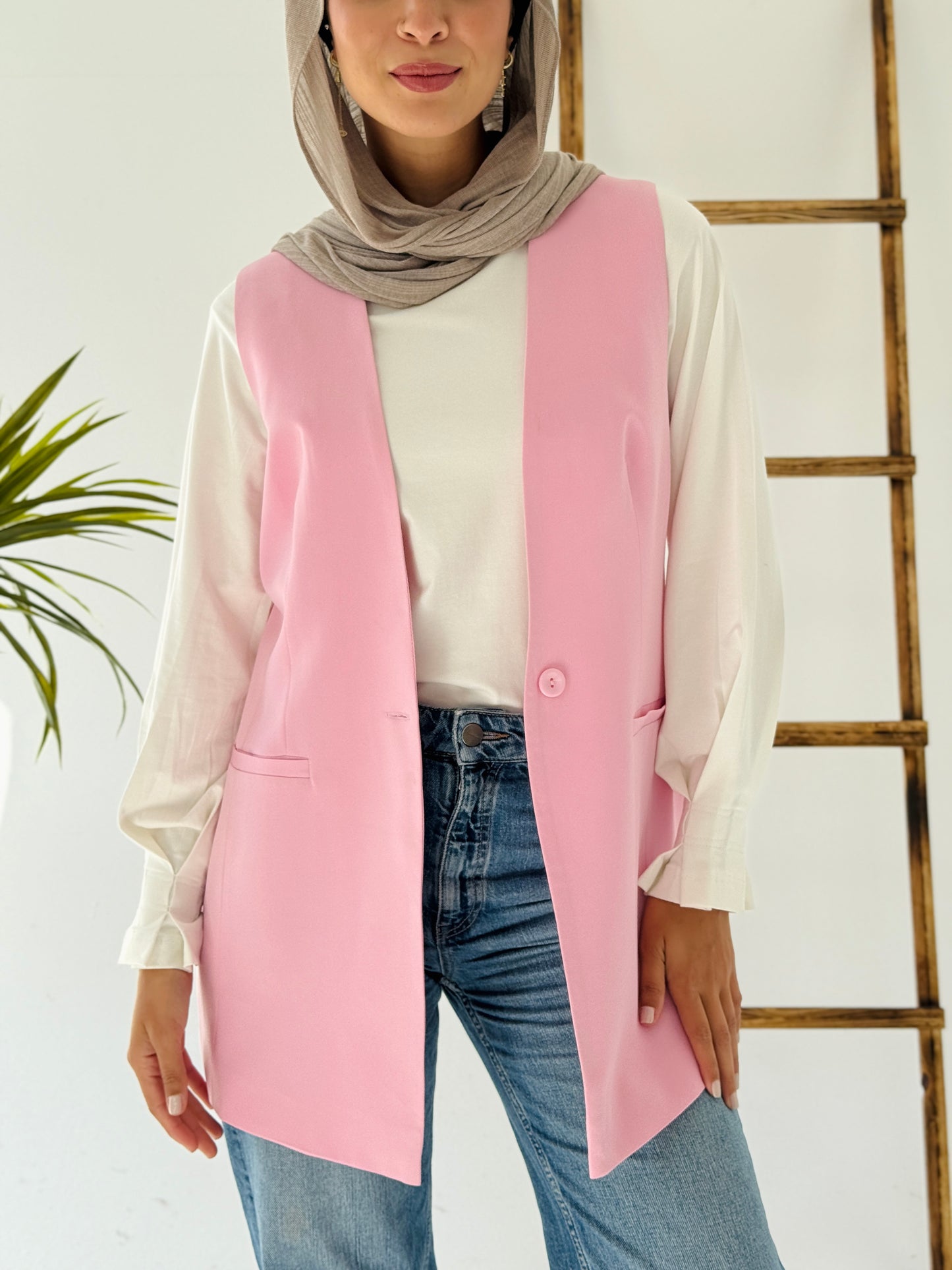 Collarless vest in pink