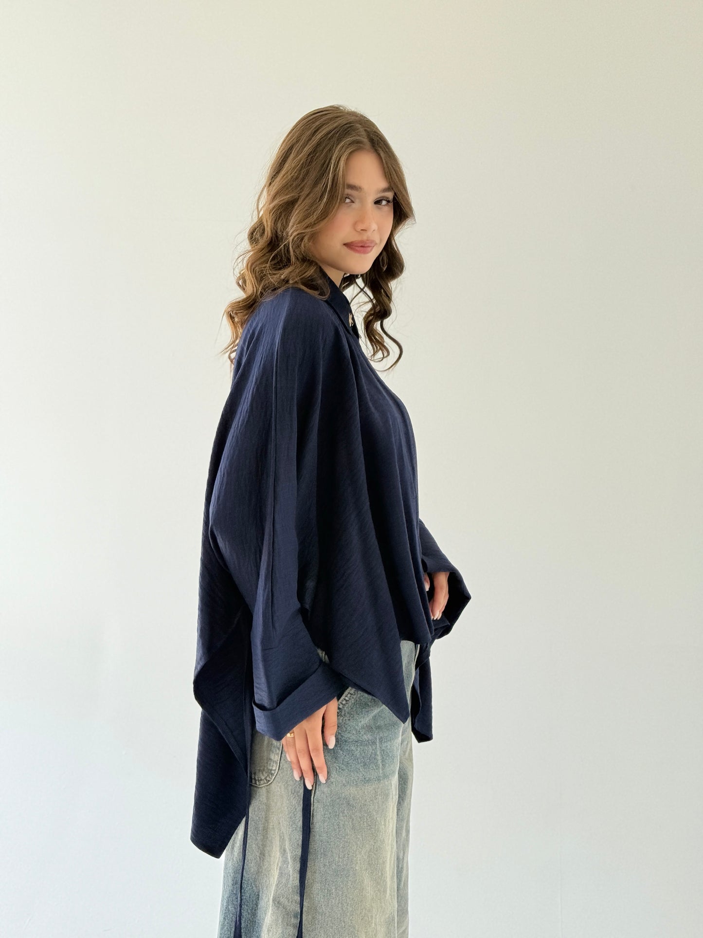 The oversized shirt in navy blue