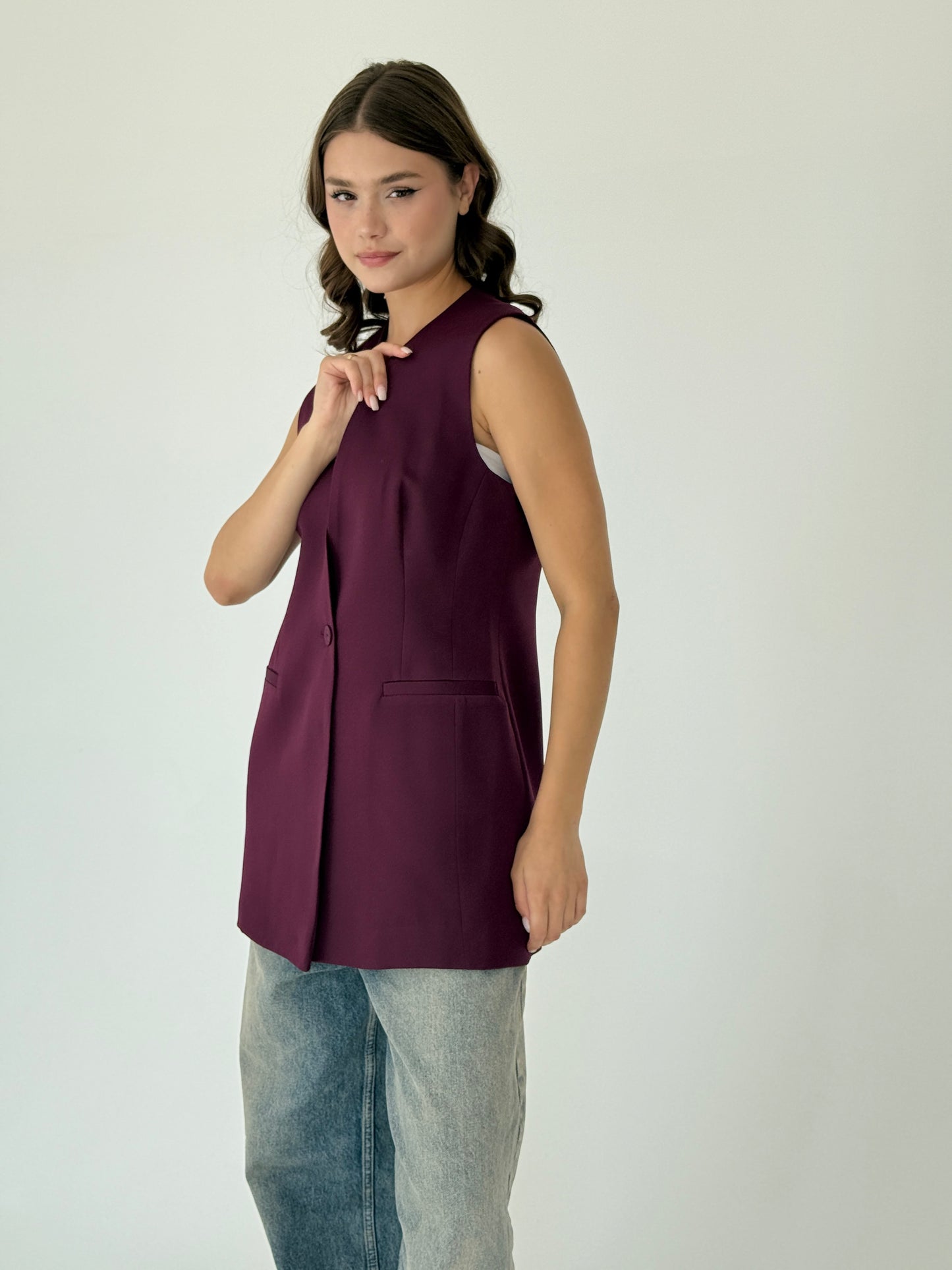 Collarless vest in burgundy