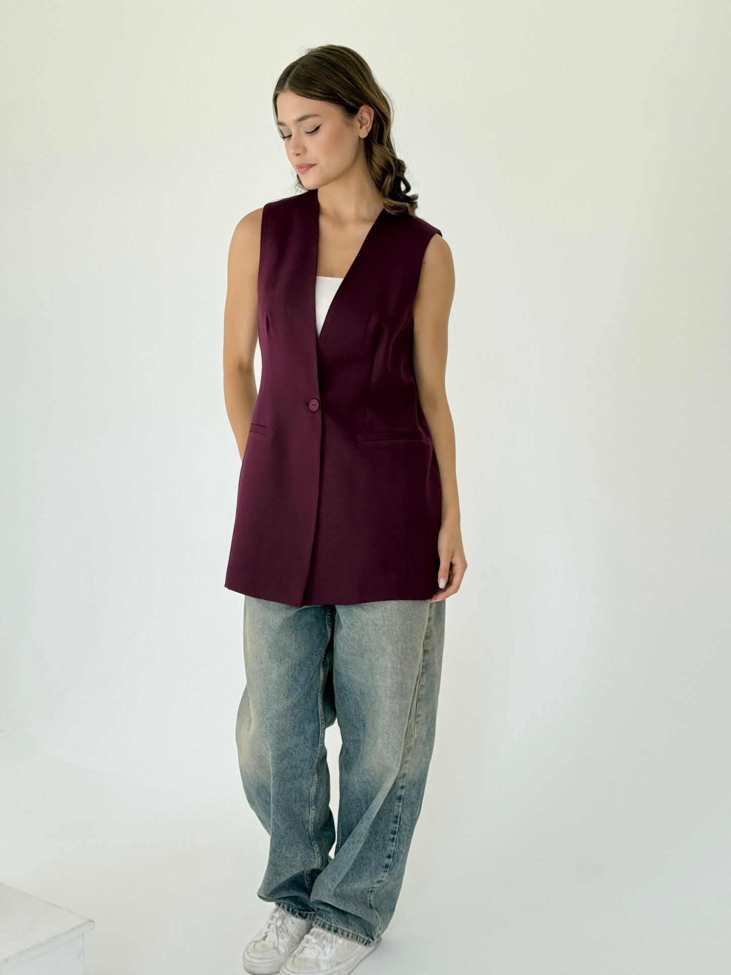 Collarless vest in burgundy