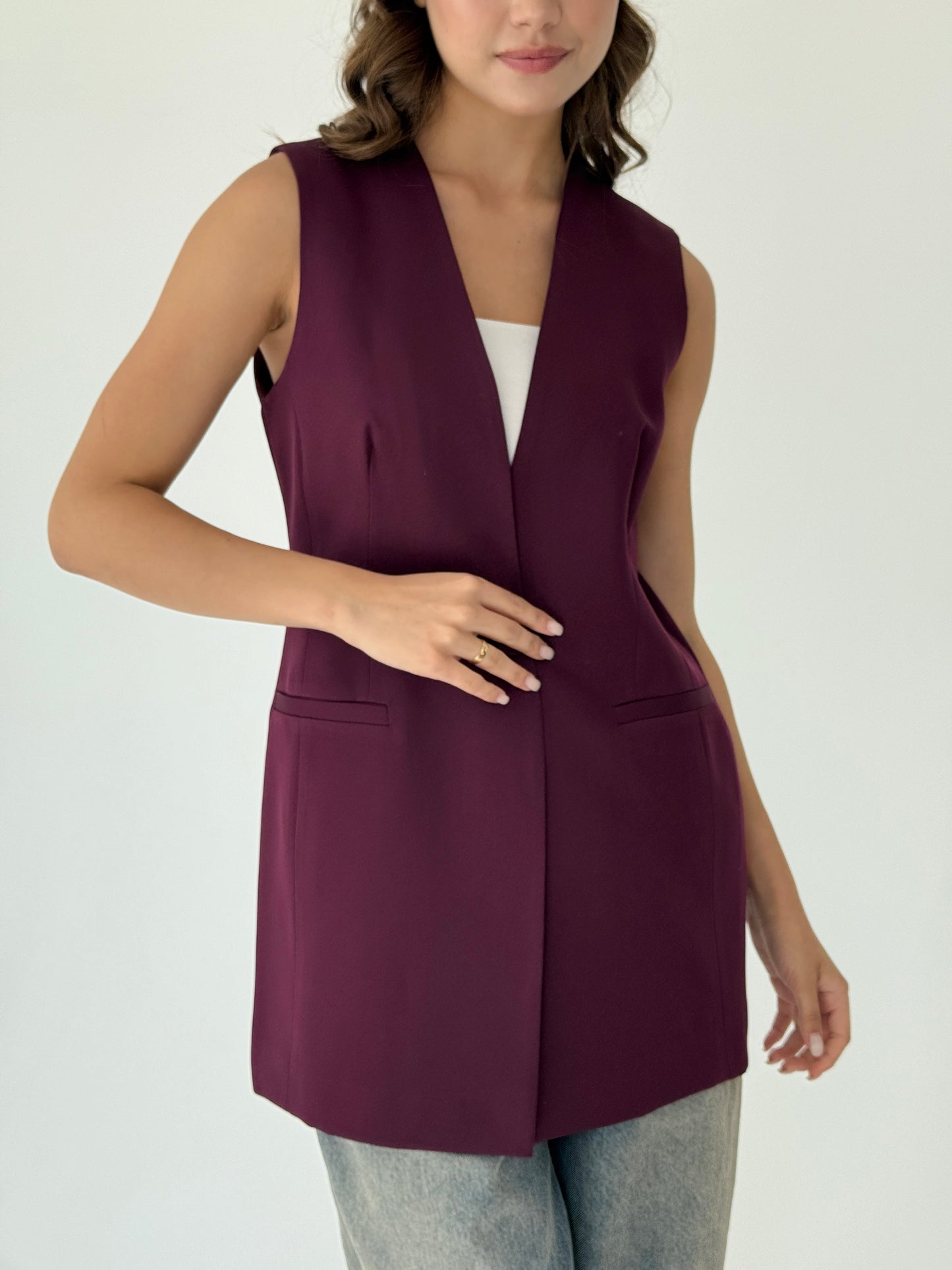 Collarless vest in burgundy
