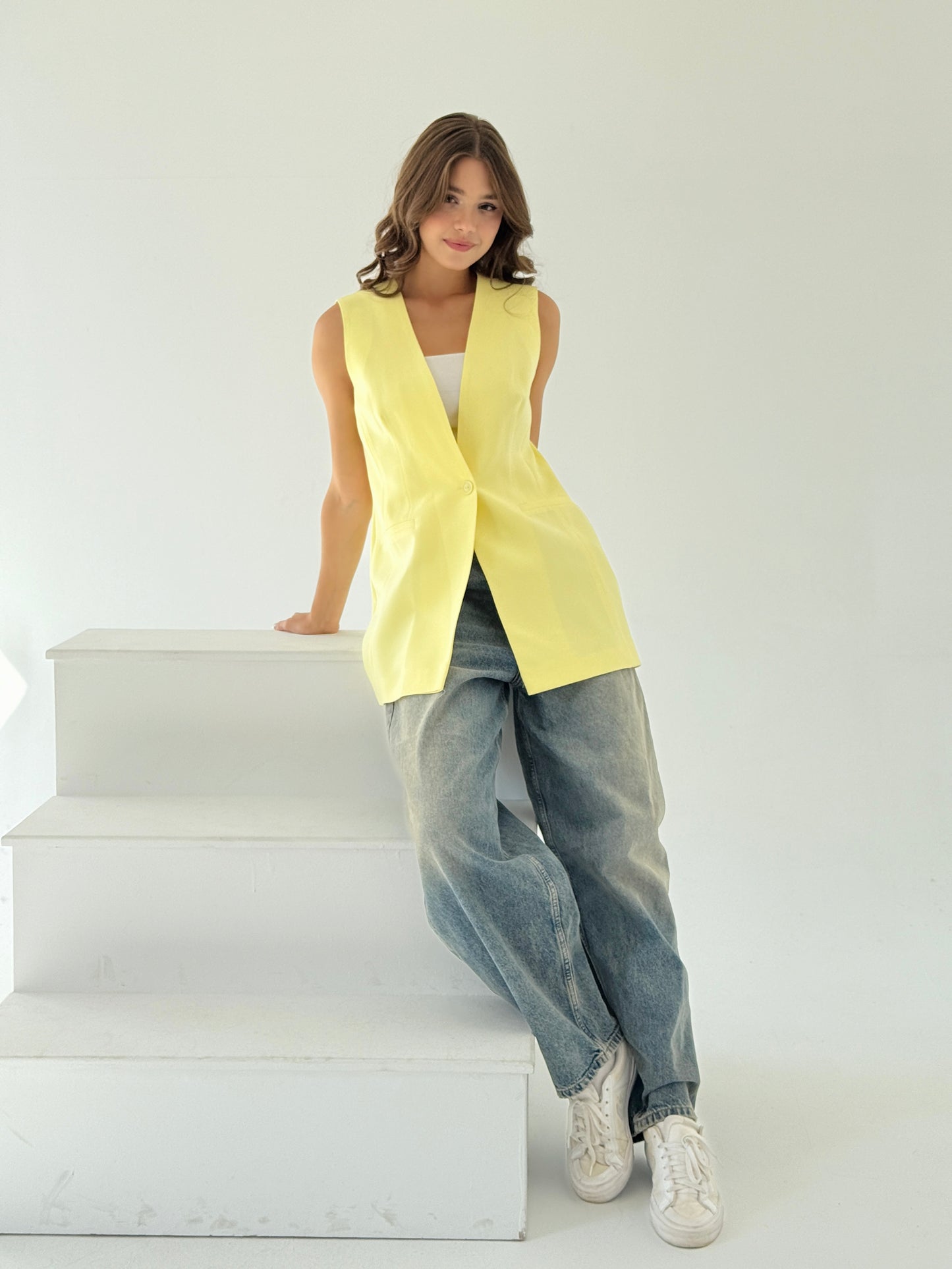Collarless vest in butter yellow