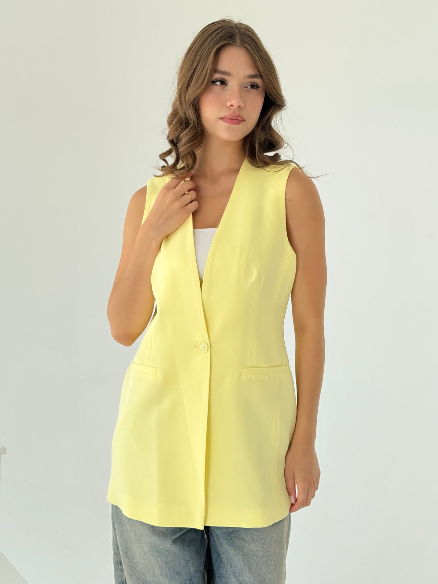 Collarless vest in butter yellow