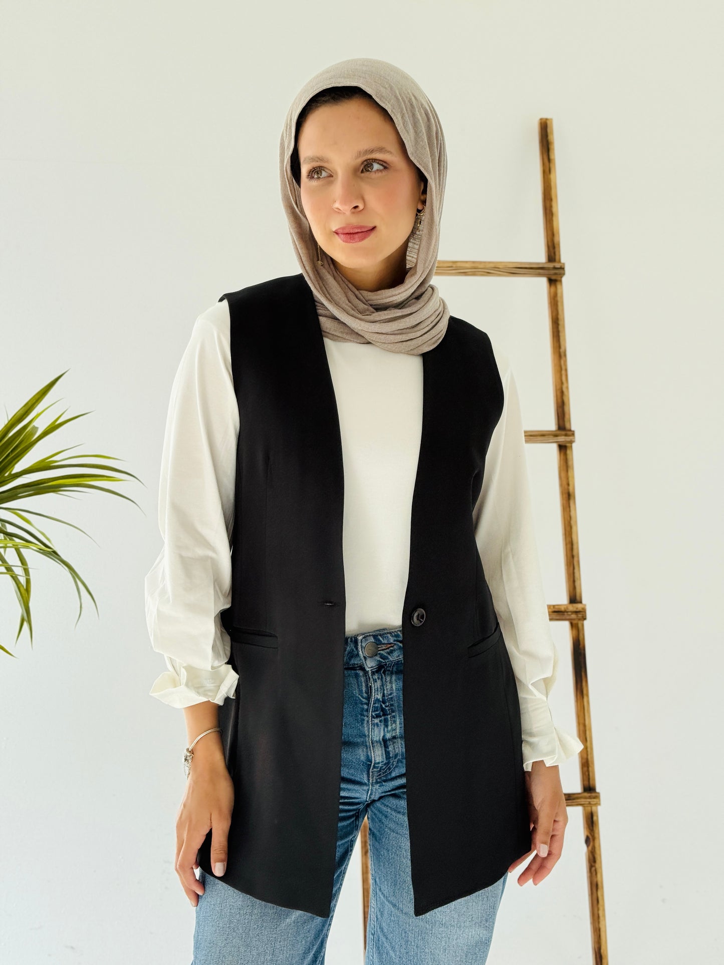 Collarless vest in black