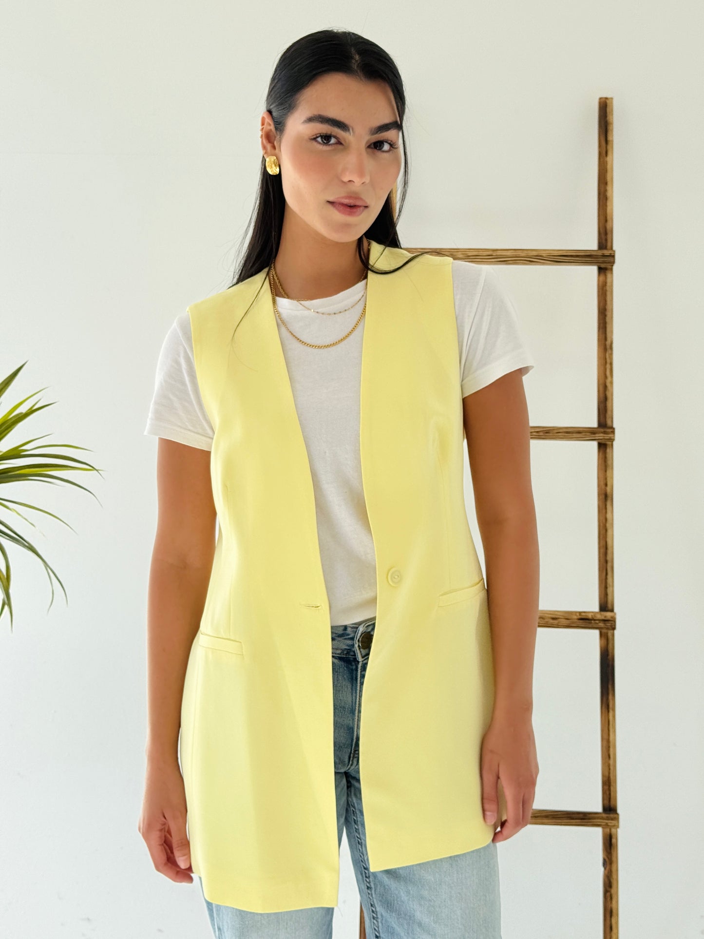 Collarless vest in butter yellow