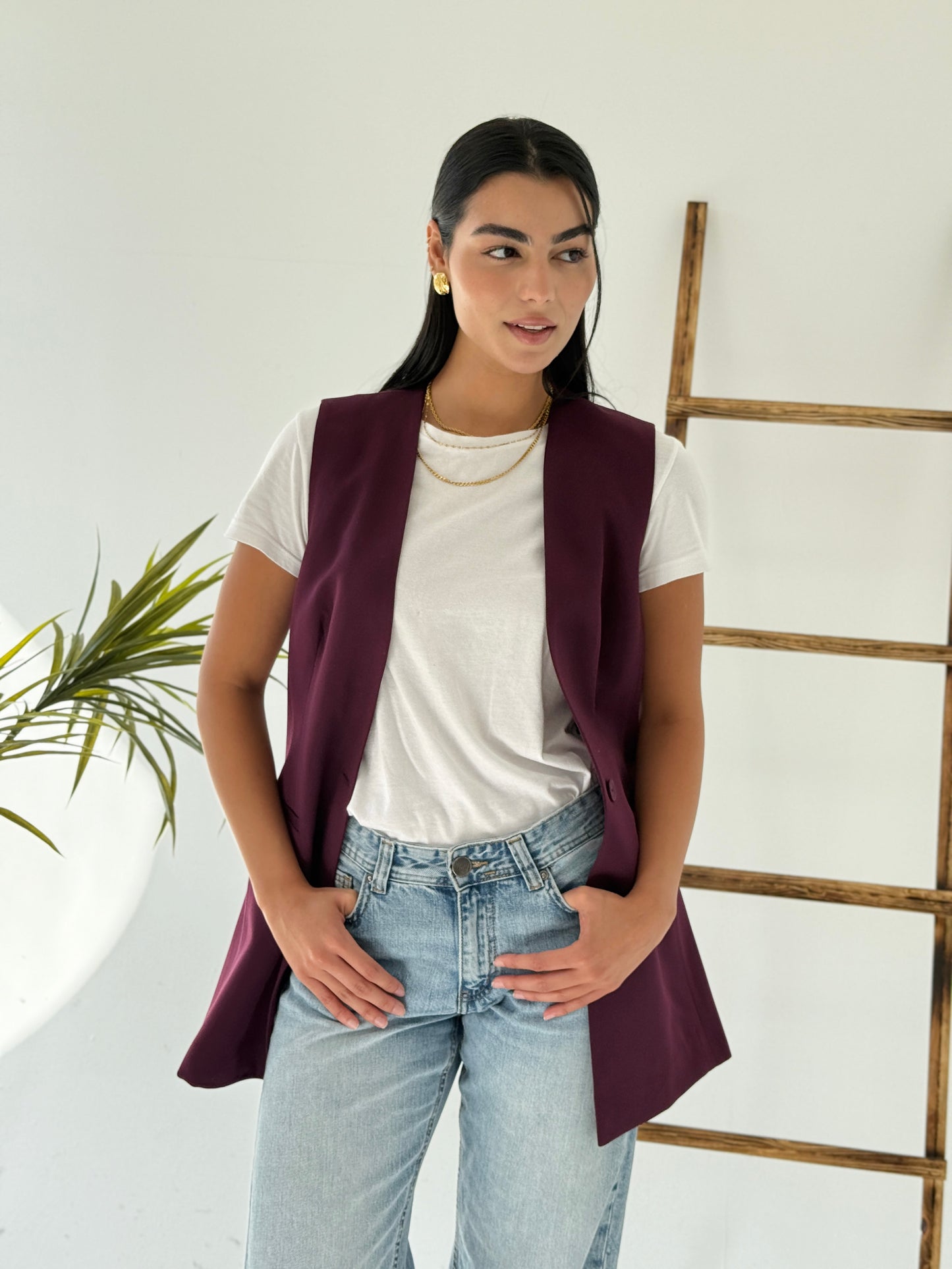 Collarless vest in burgundy