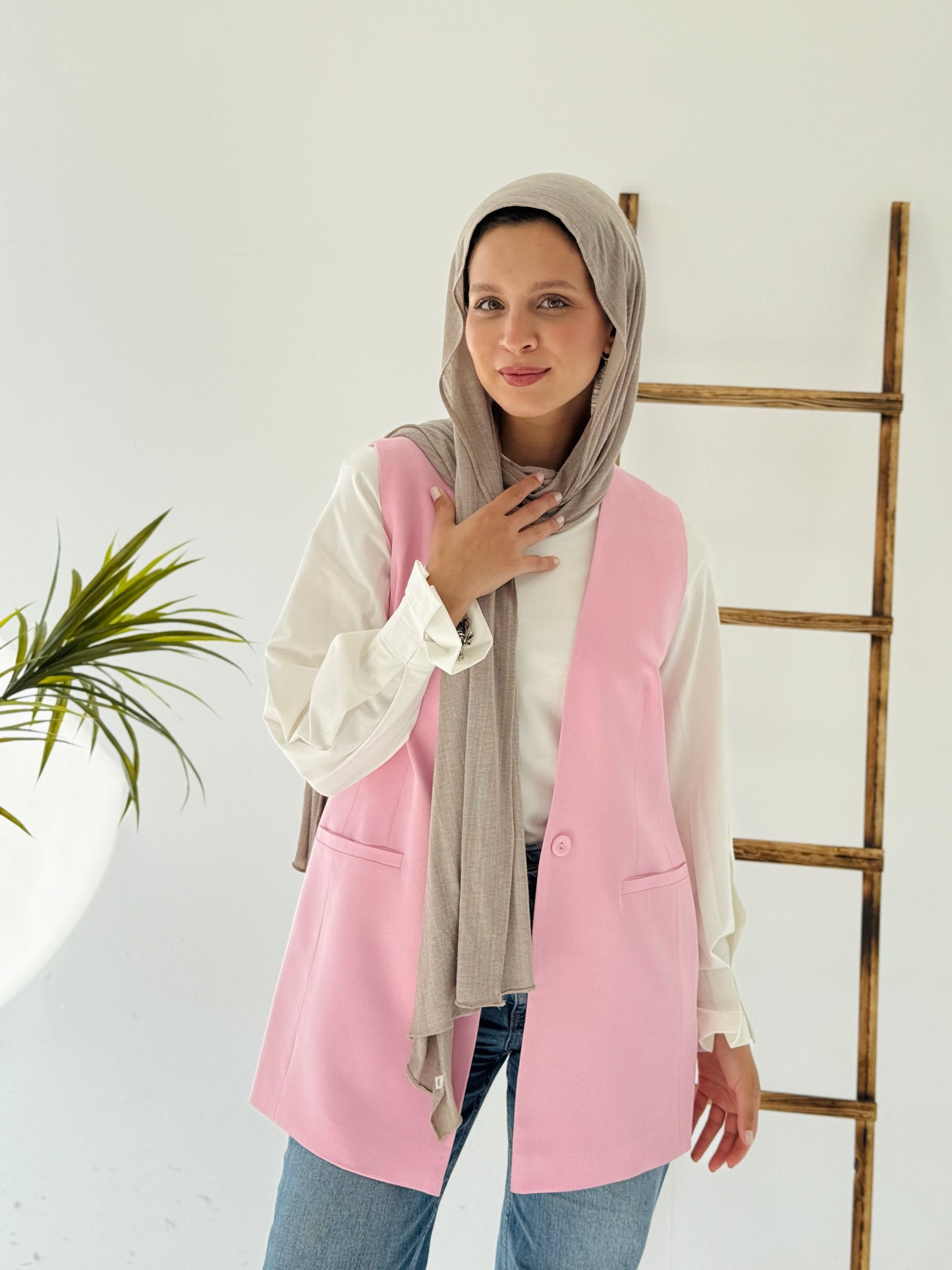 Collarless vest in pink