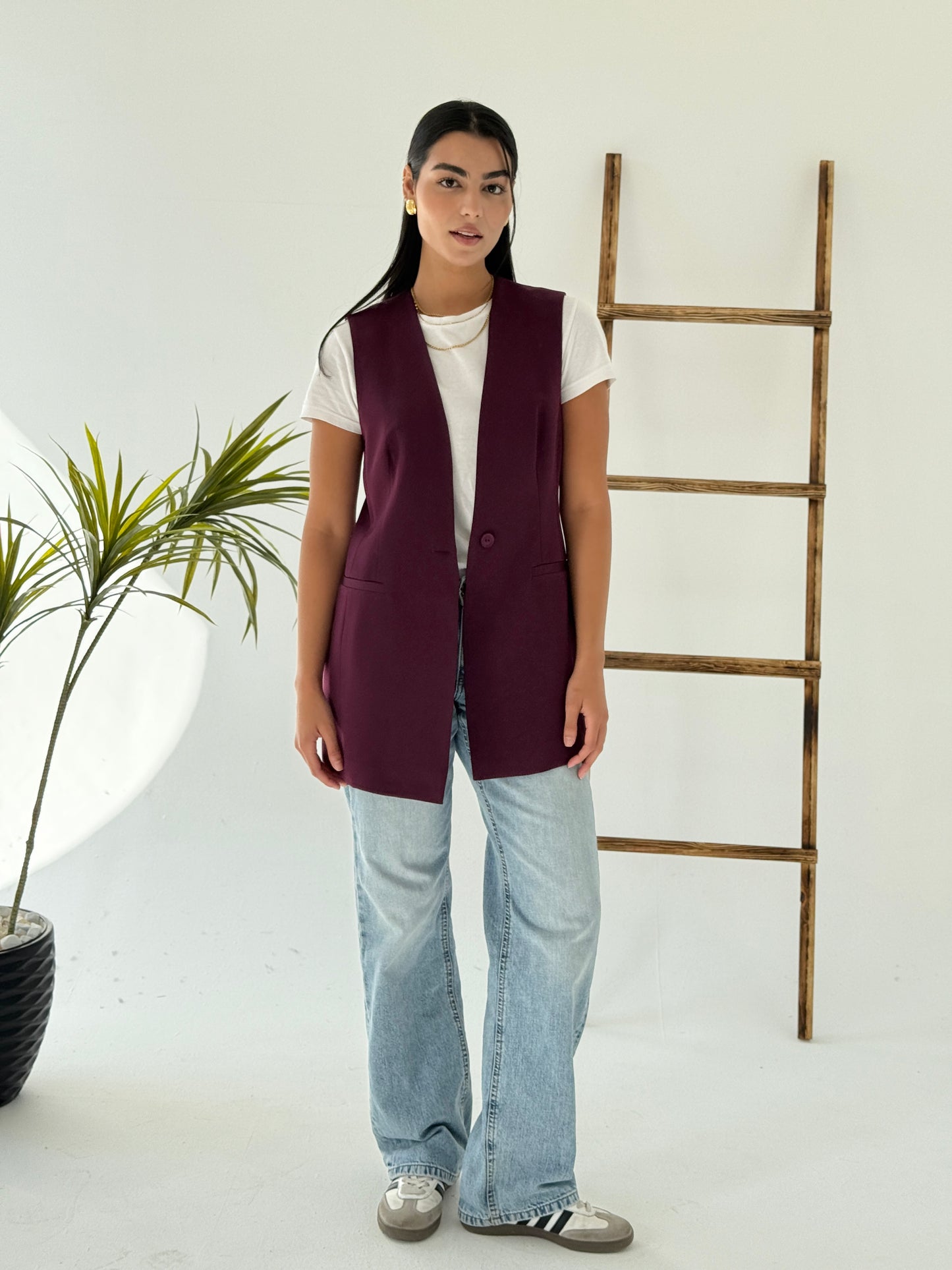 Collarless vest in burgundy