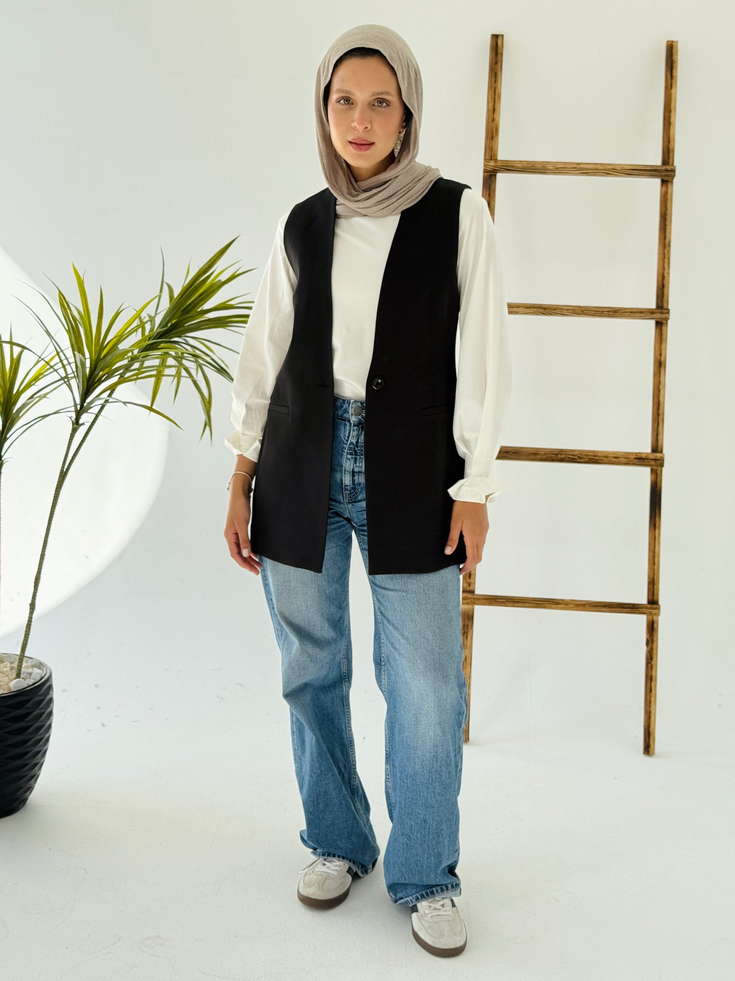 Collarless vest in black