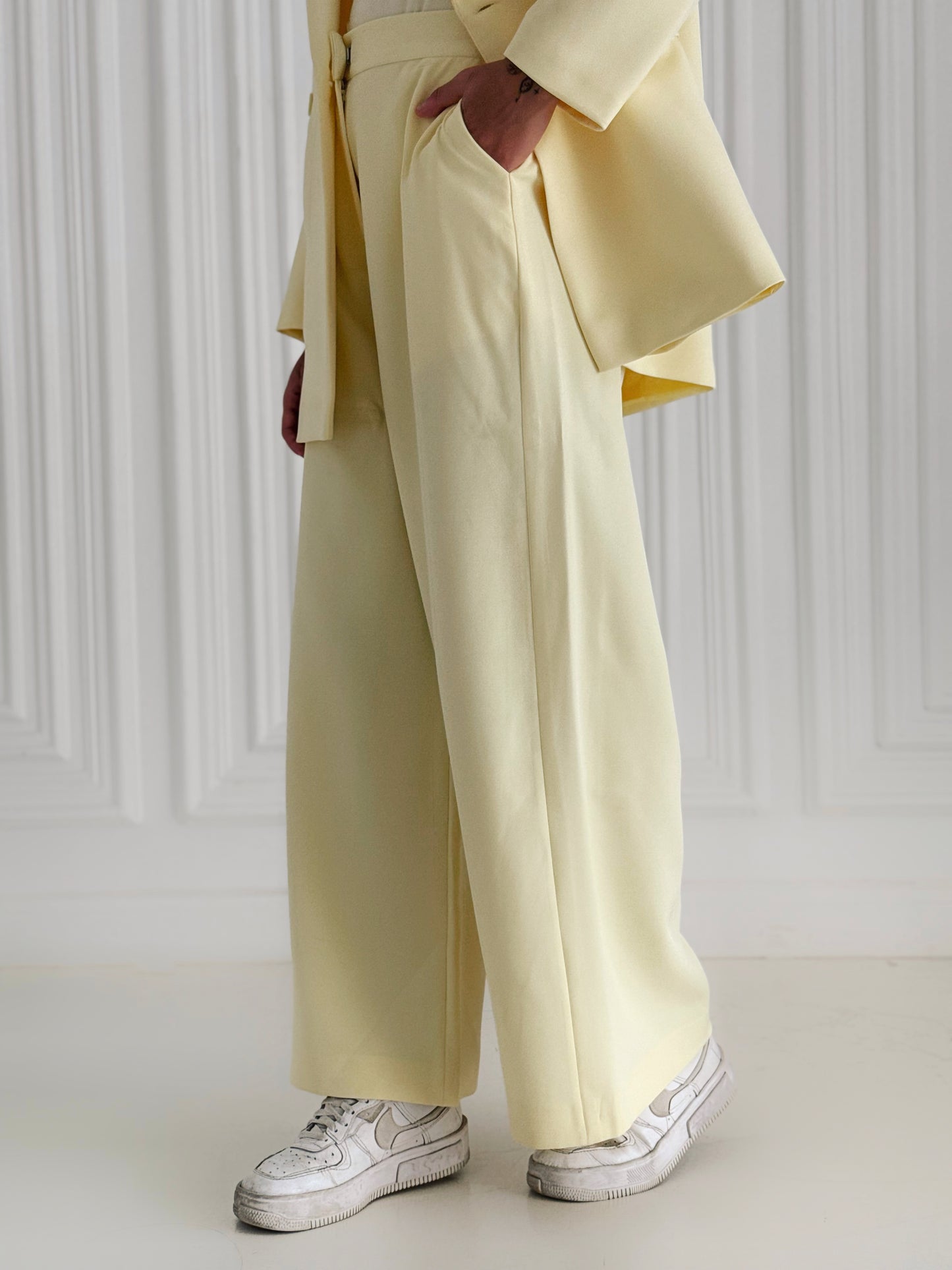 Relaxed pants in butter yellow