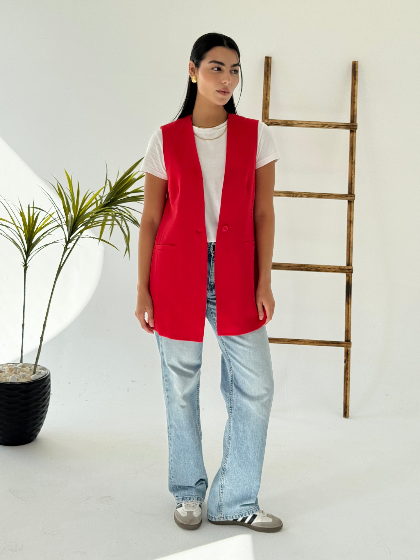 Collarless vest in red