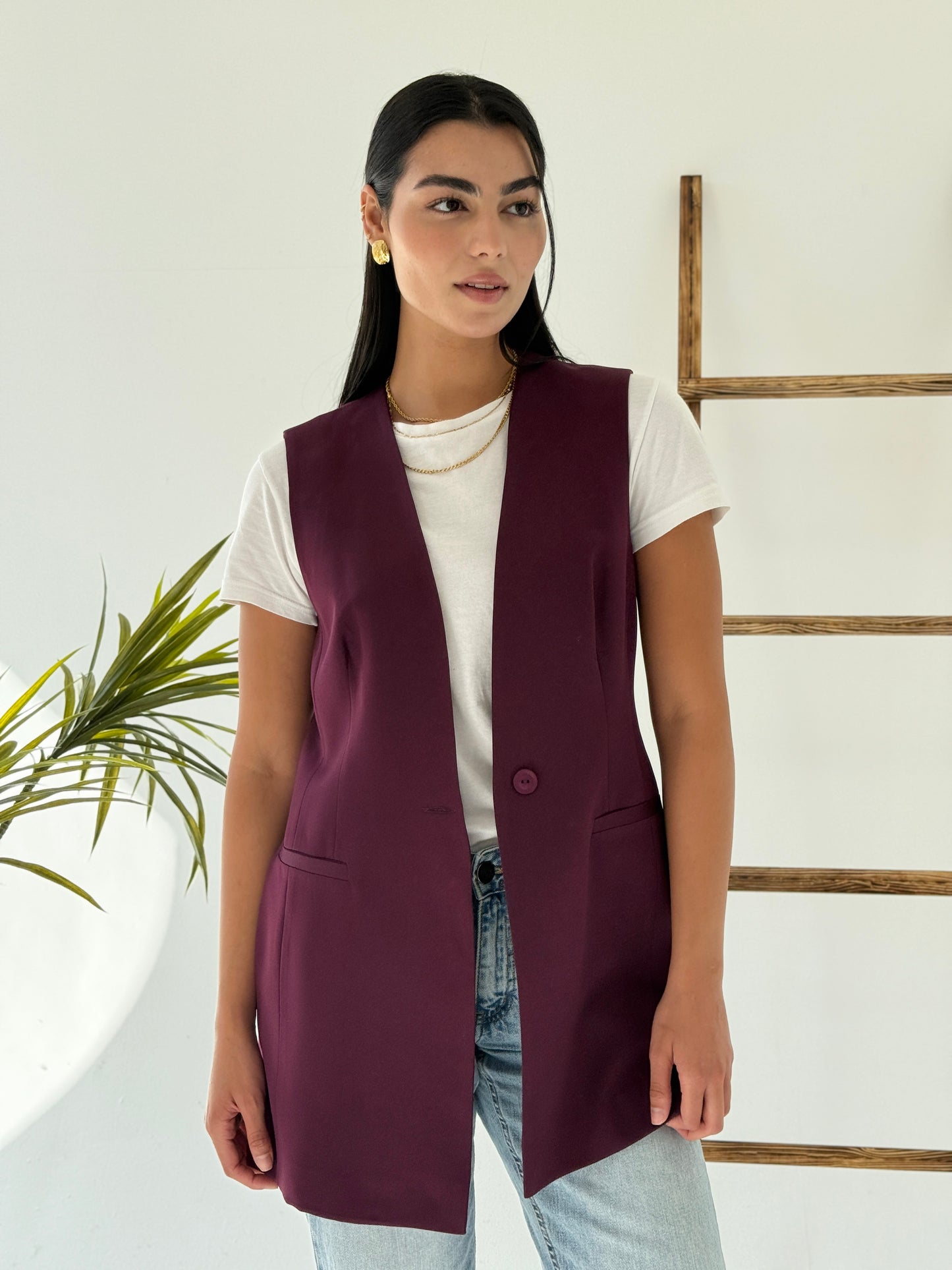 Collarless vest in burgundy