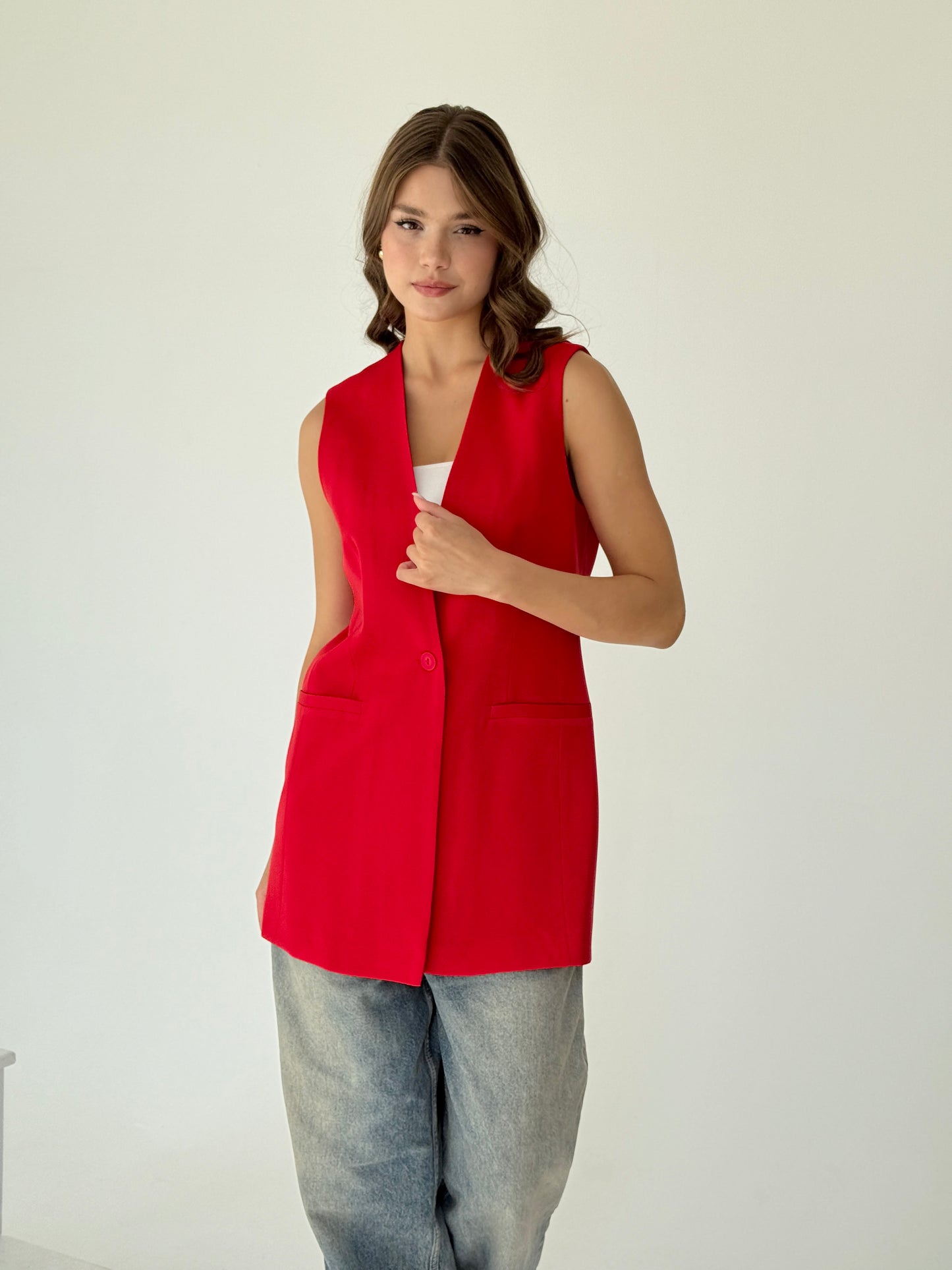Collarless vest in red
