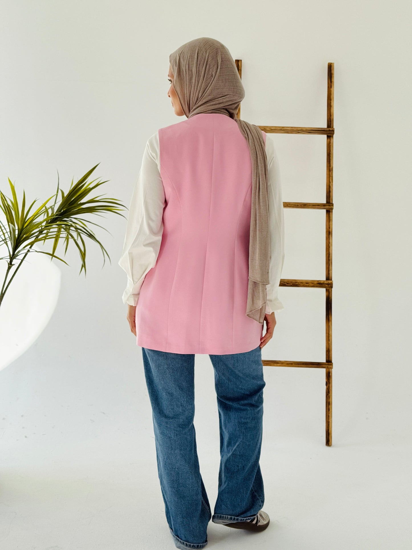 Collarless vest in pink