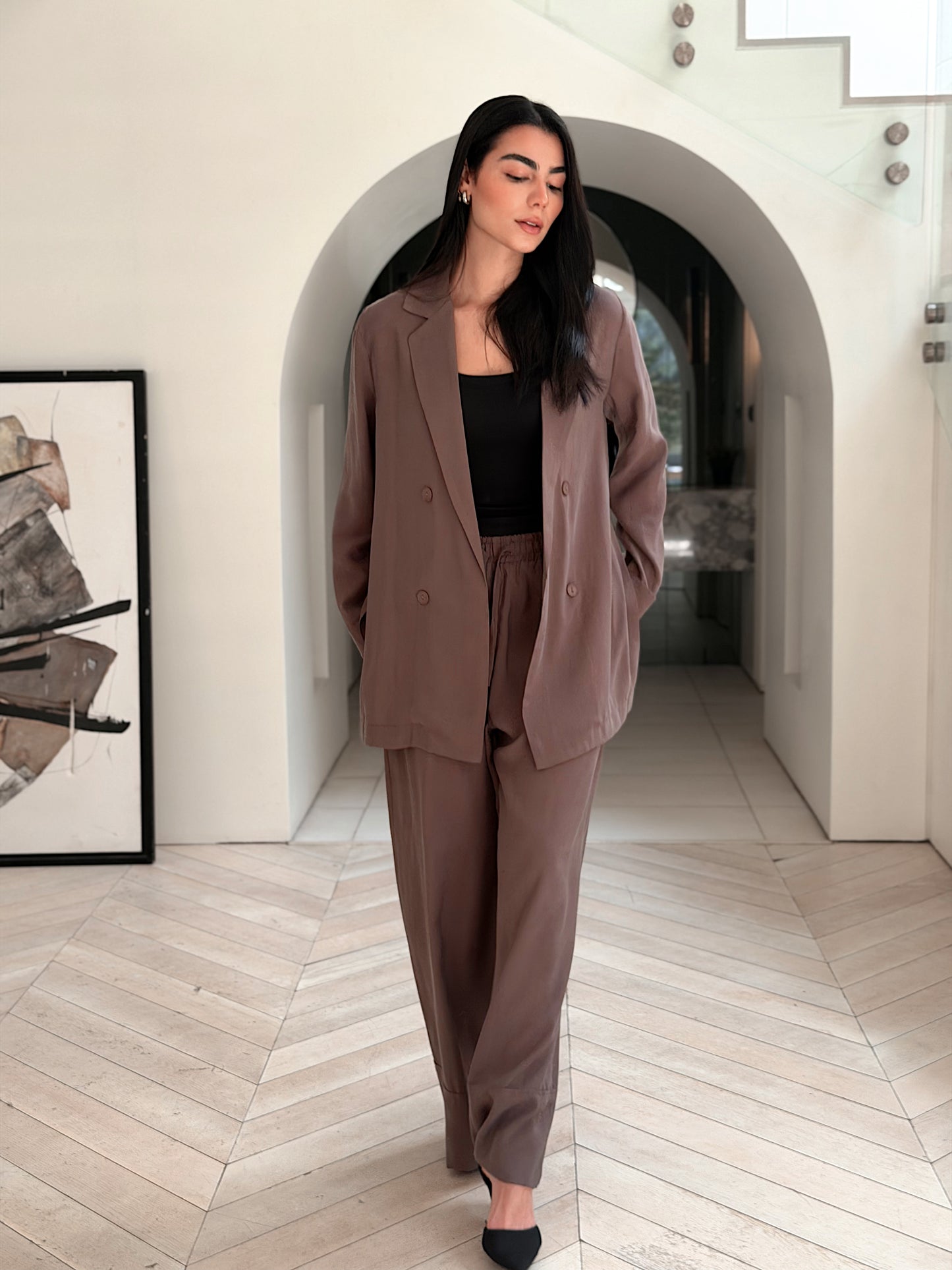 Easy Chic Set in cafe