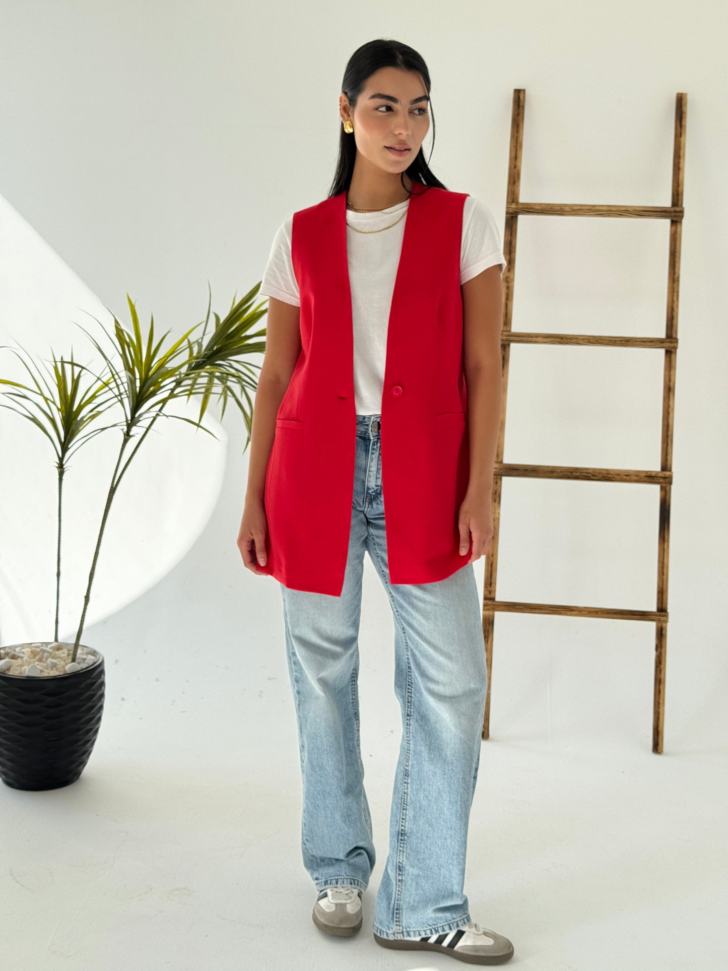Collarless vest in red