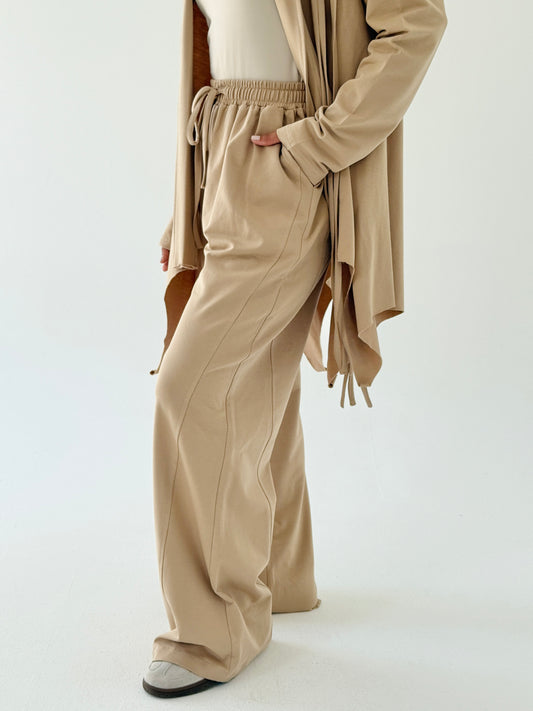 Wide cotton pants in cafe