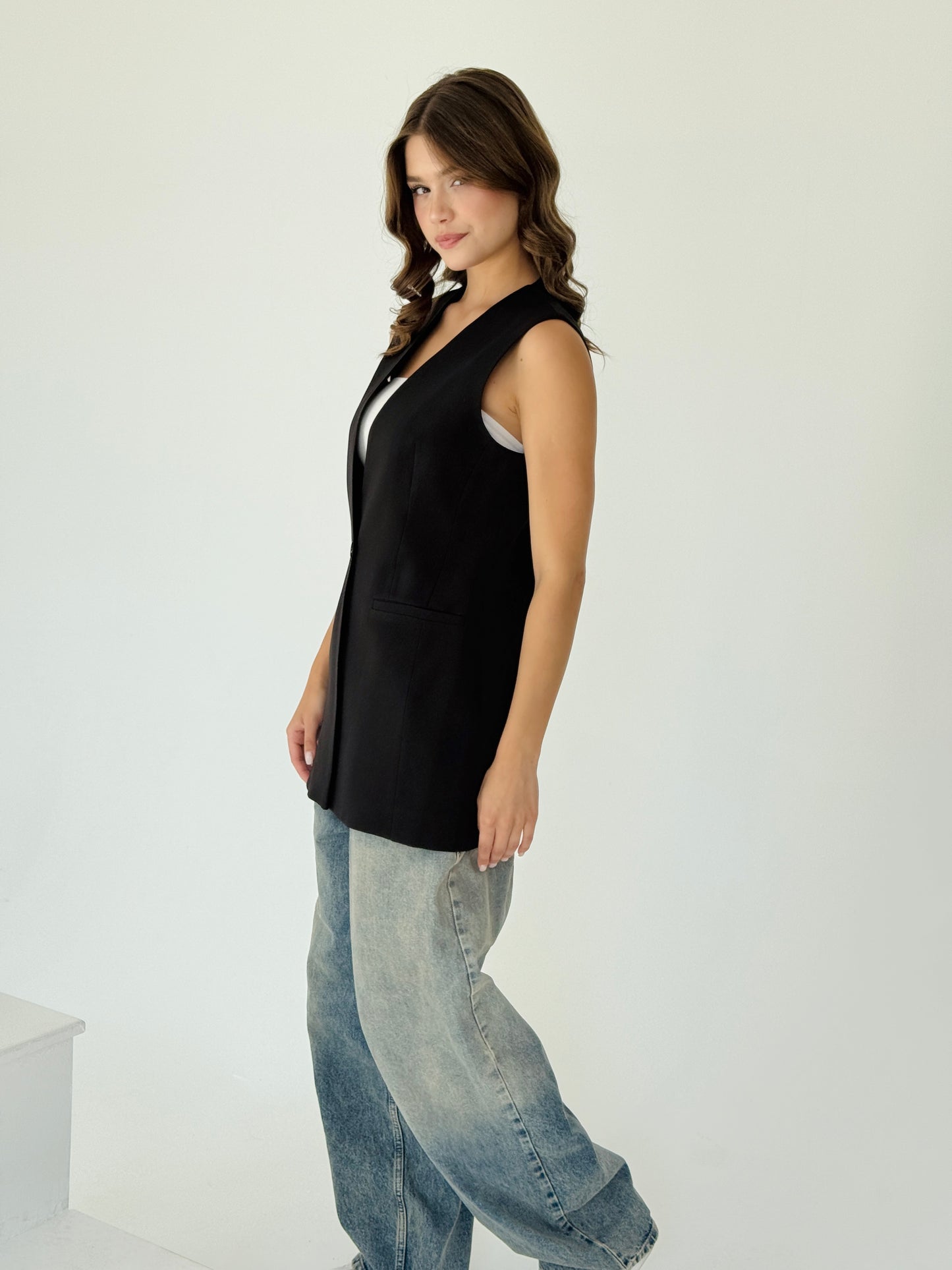 Collarless vest in black