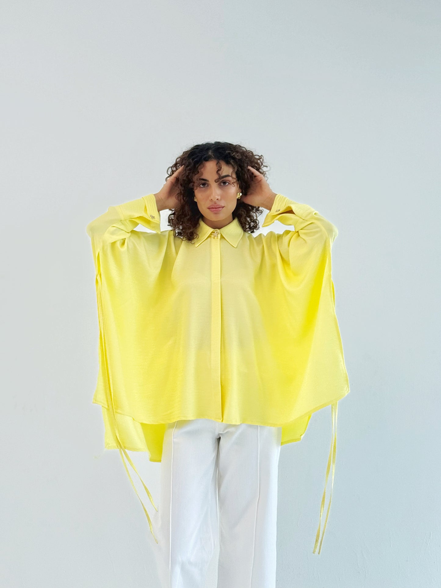 The oversized linen shirt in yellow
