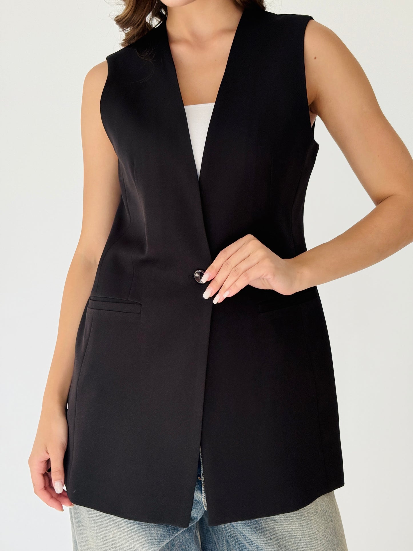Collarless vest in black