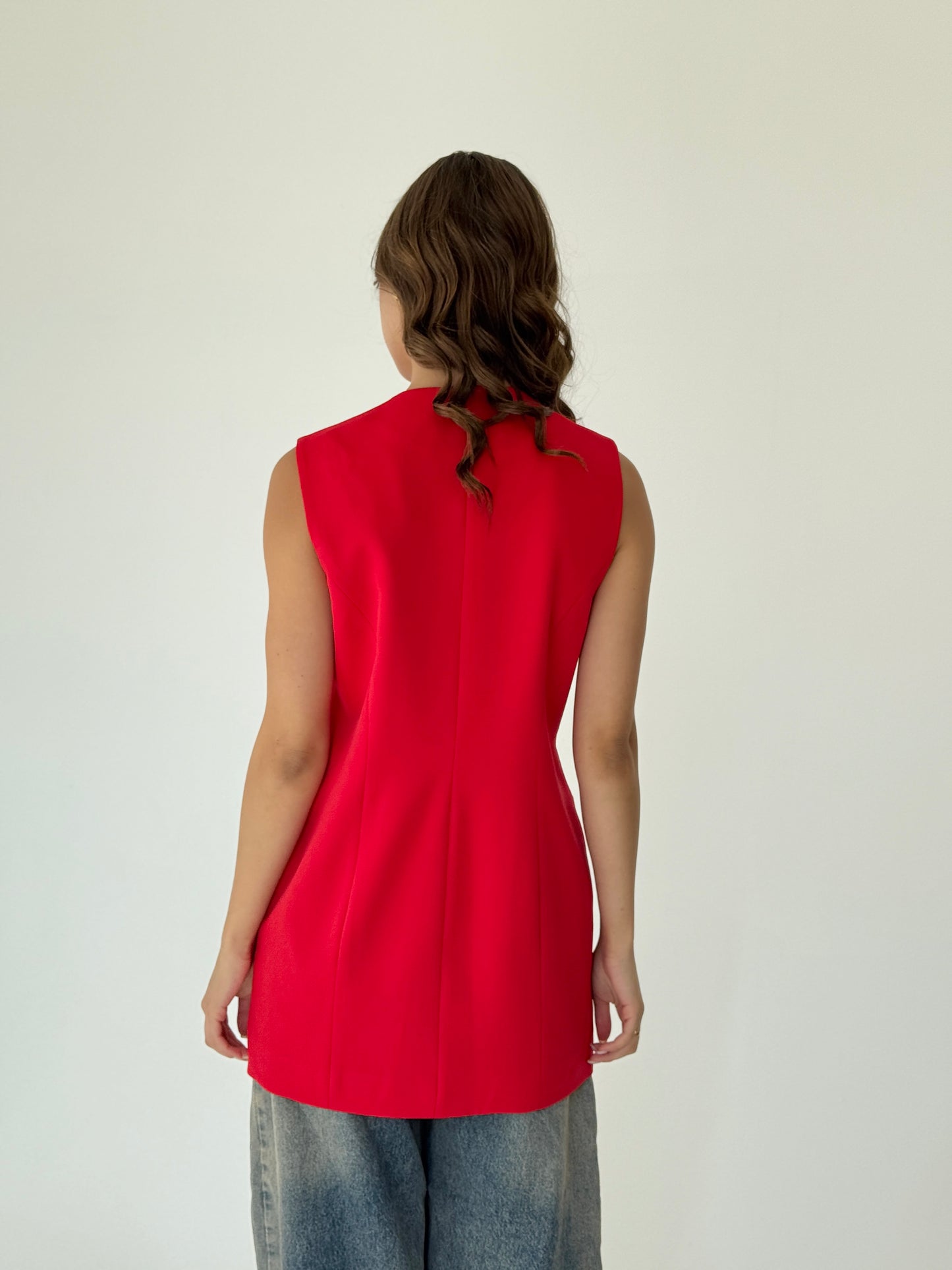Collarless vest in red