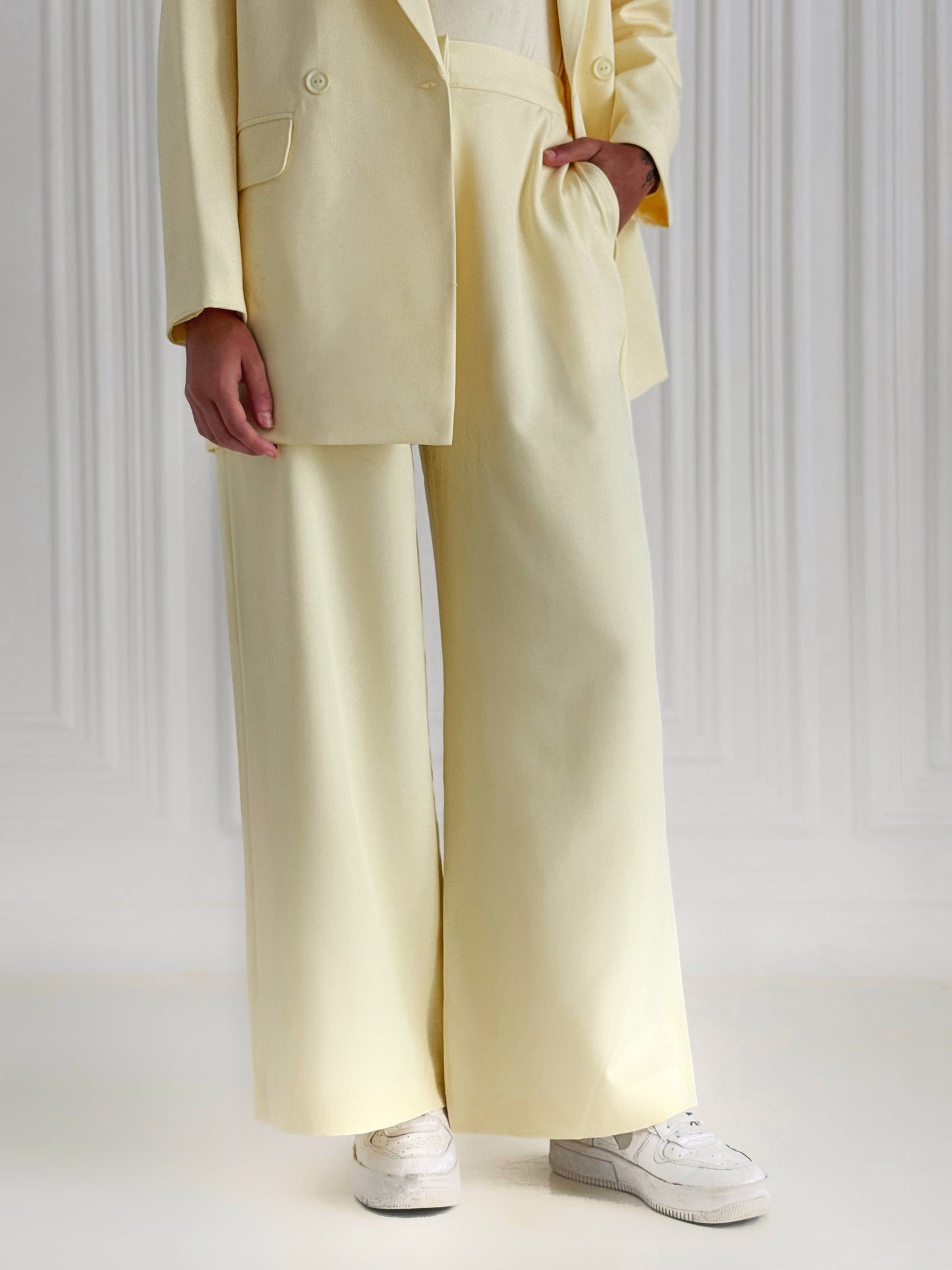 Relaxed pants in butter yellow