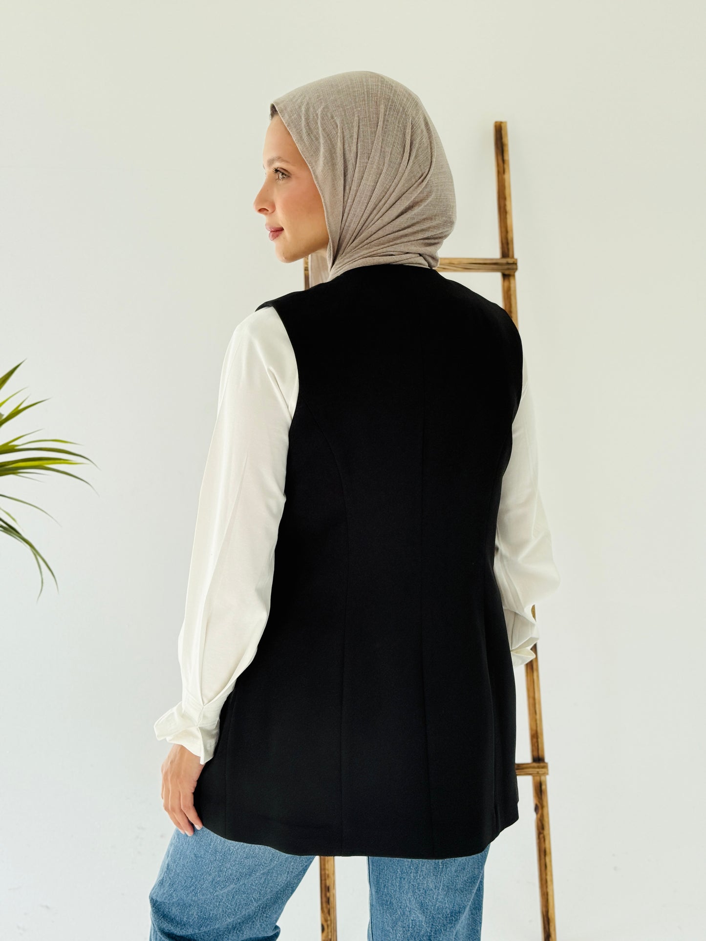 Collarless vest in black