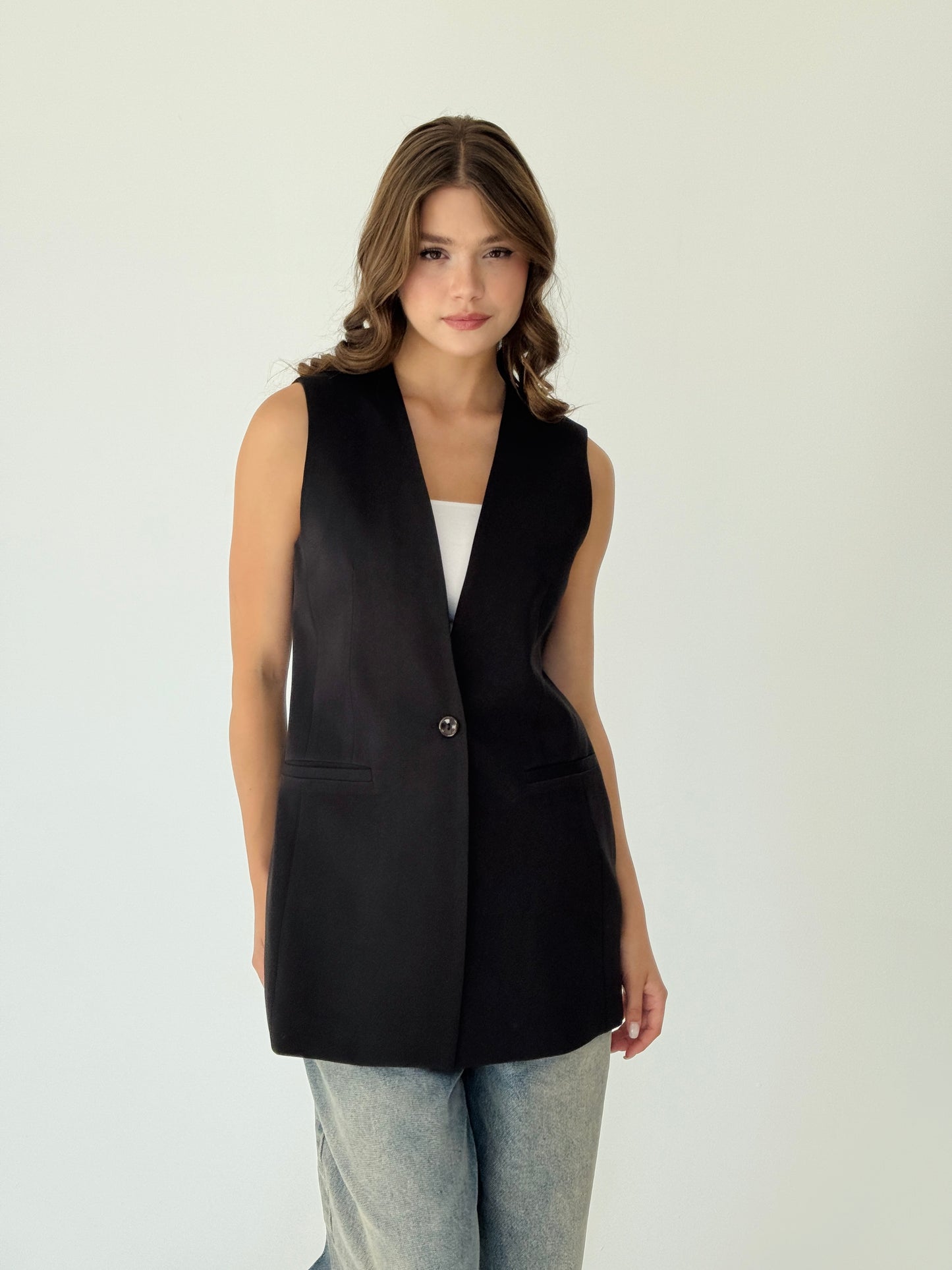 Collarless vest in black