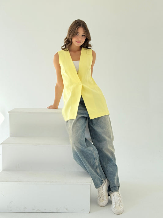 Collarless vest in butter yellow