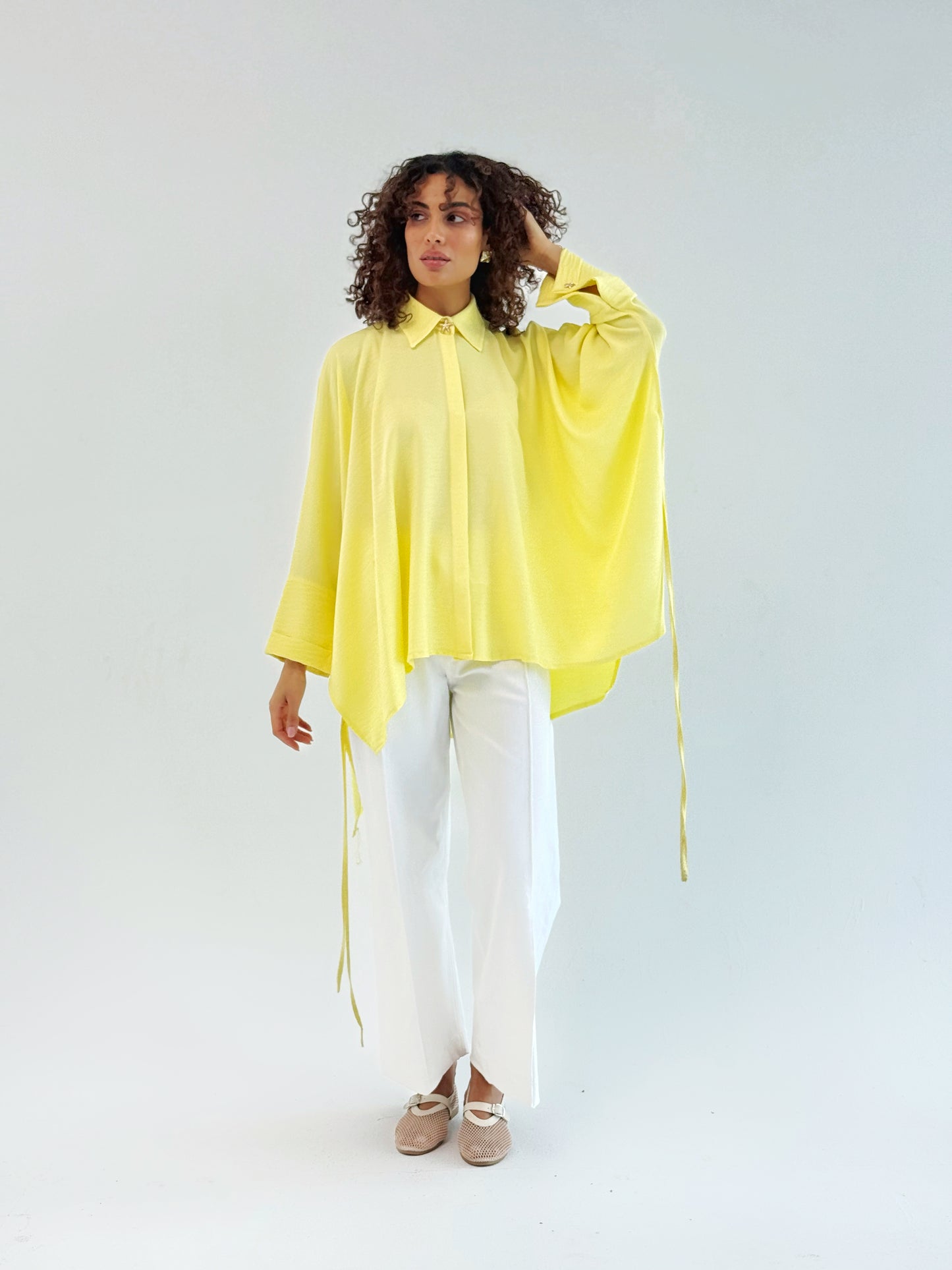 The oversized linen shirt in yellow