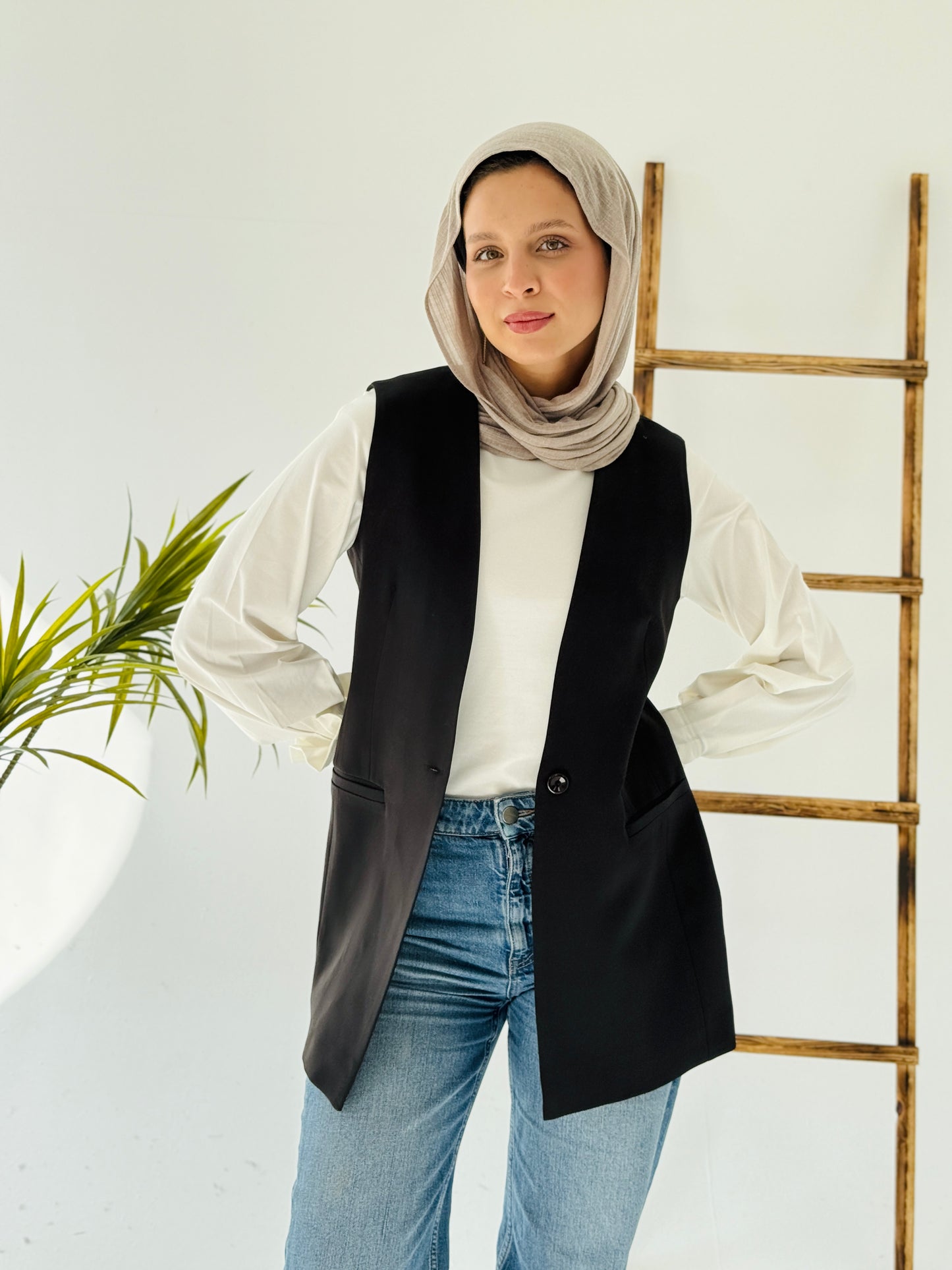 Collarless vest in black