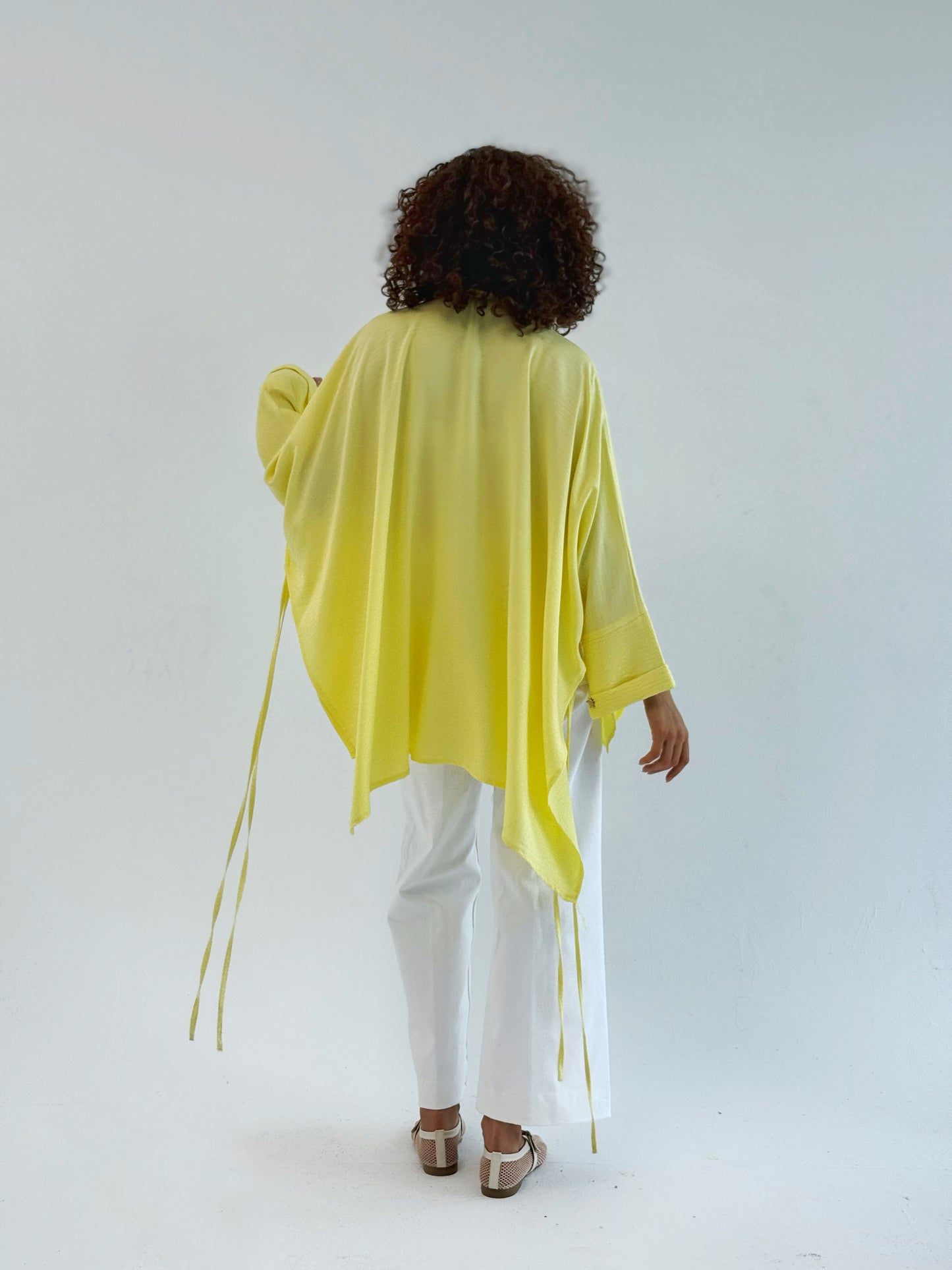 The oversized linen shirt in yellow