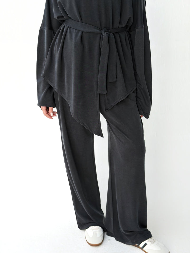 Flow set in black