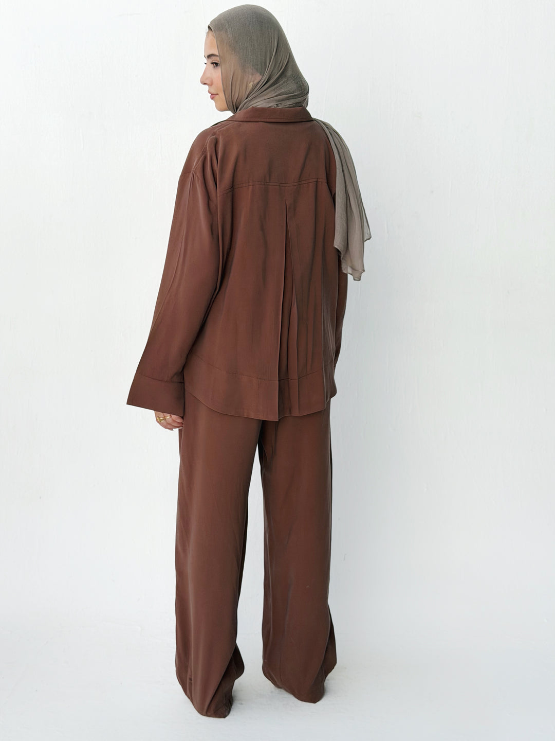 Ease set in brown