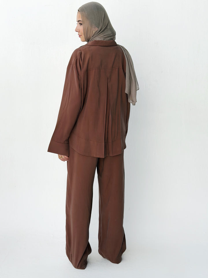 Ease set in brown