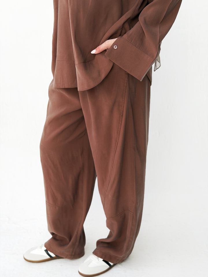Ease set in brown