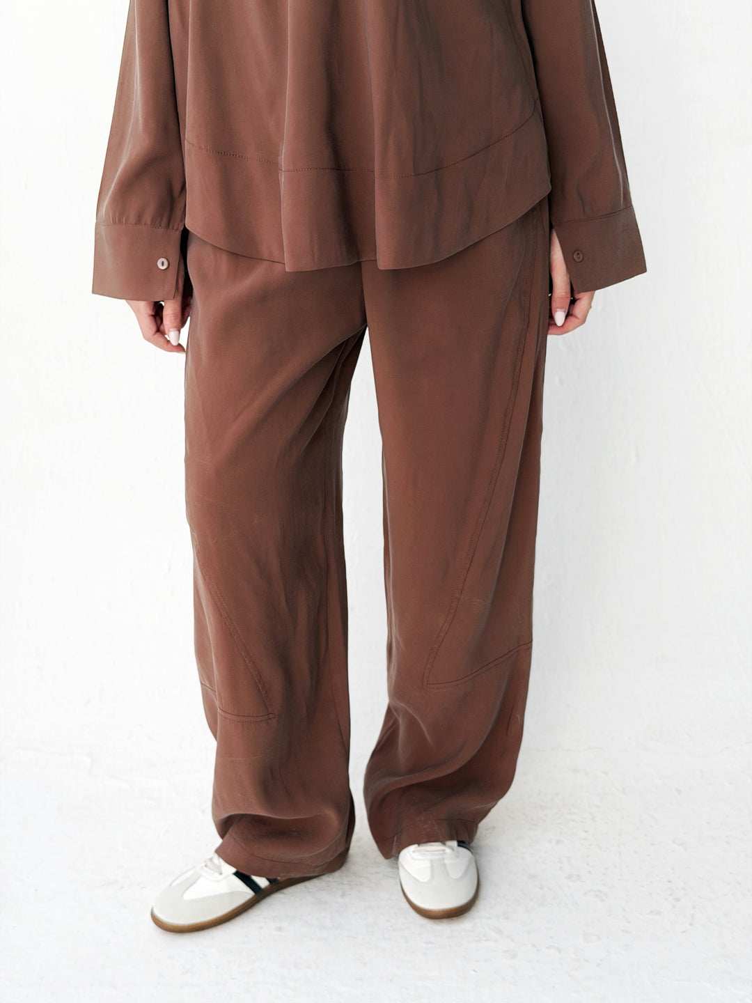 Ease set in brown
