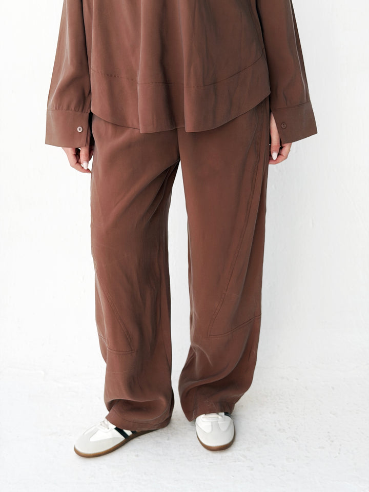 Ease set in brown
