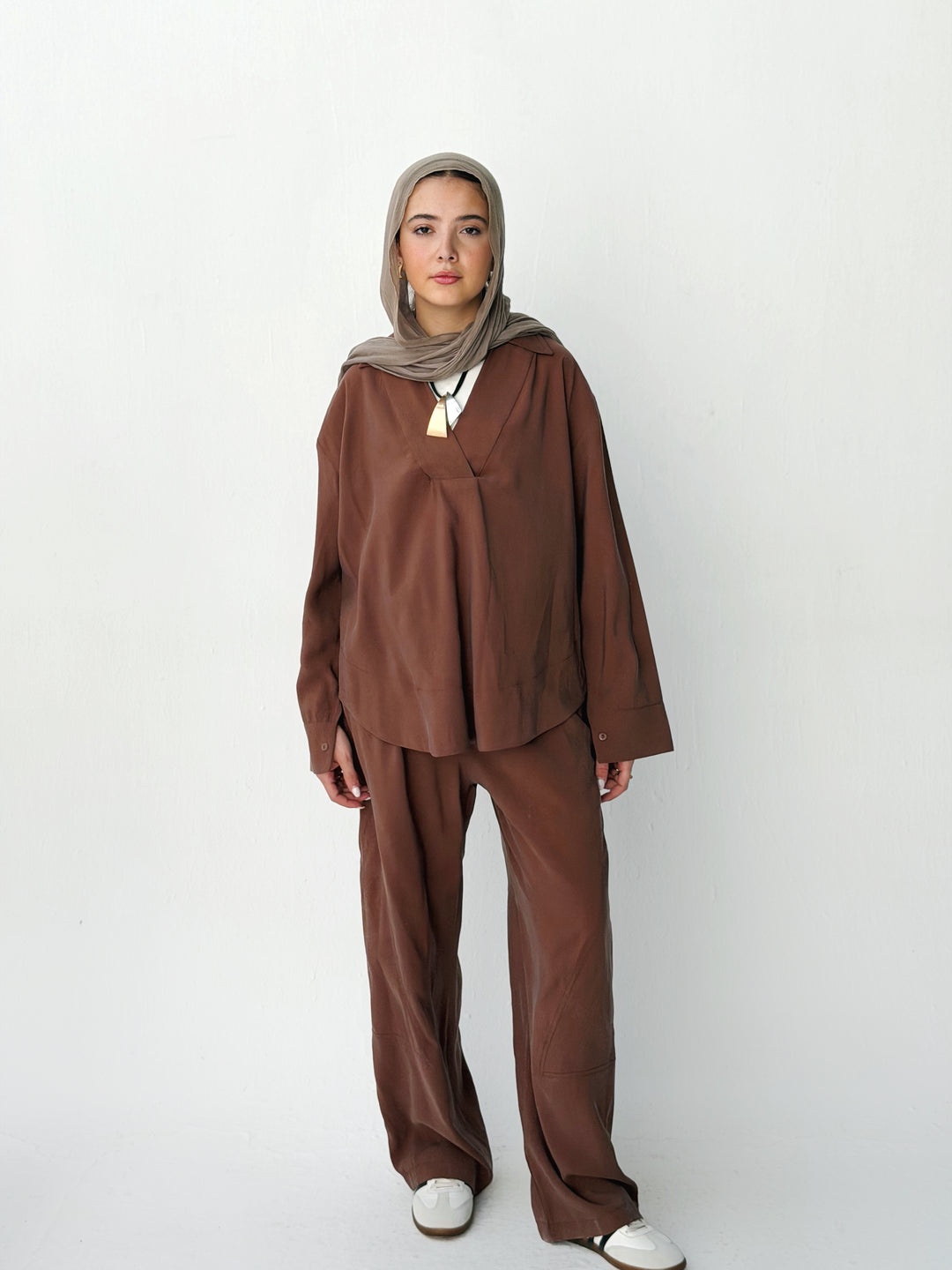 Ease set in brown