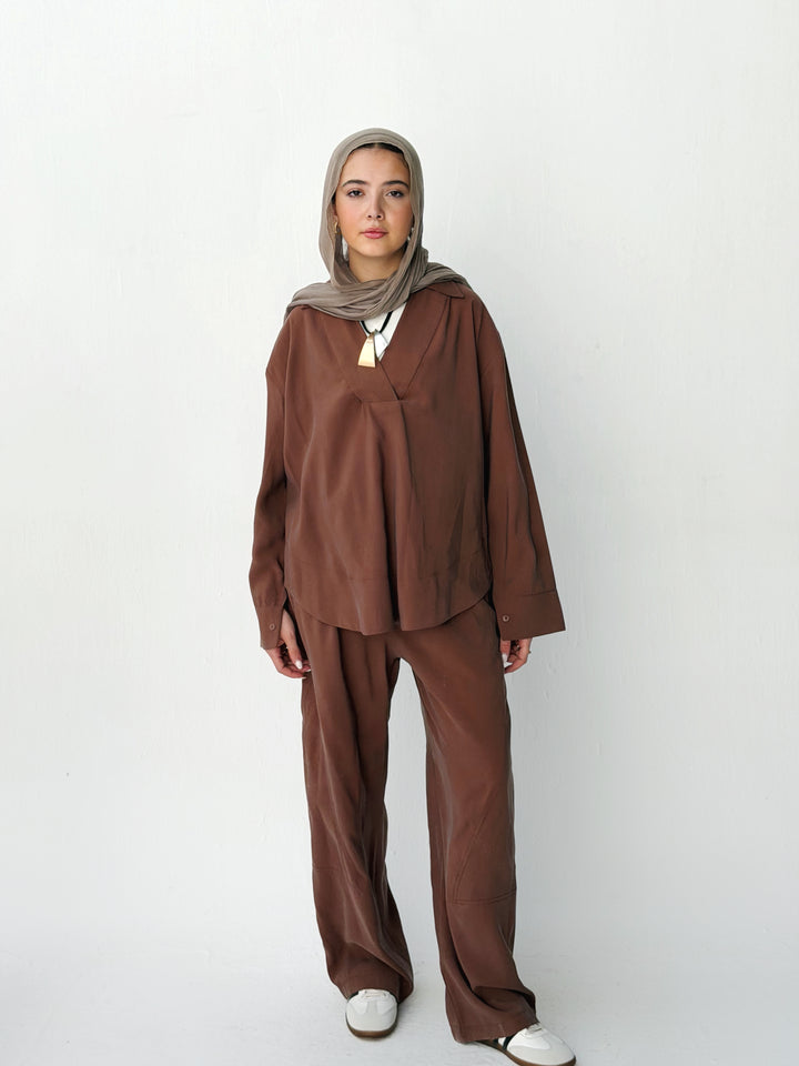Ease set in brown