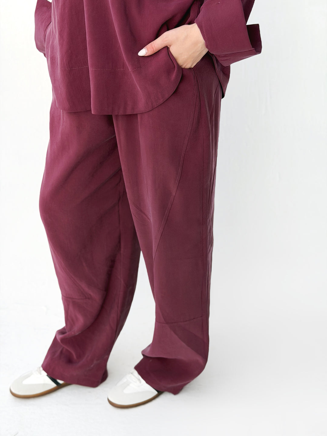 Ease set in burgundy