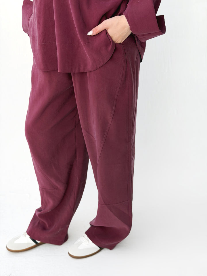 Ease set in burgundy